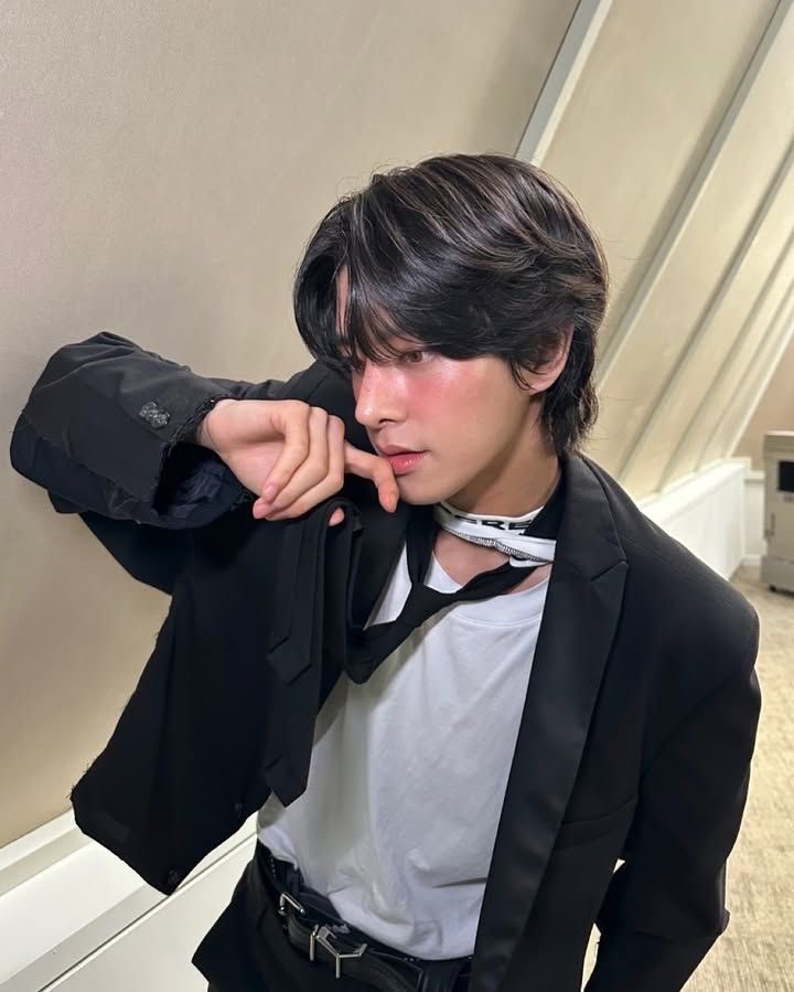 wonhypens's tweet photo. post a picture of yourself + your biases and let your oomfs decide who fits you the best https://t.co/YUIoNsCPmS