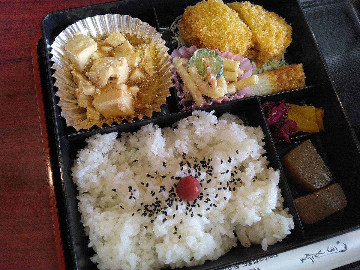 h6khfw's tweet photo. 市貝町のつかささんでランチしました
いつもの箱ランチ、今回はマーボドーフにチキンカツとマカロニサラダのおかずでした
どれも美味しかったです！
どうもごちそうさまでした🙇 https://t.co/oQrmBS9M56