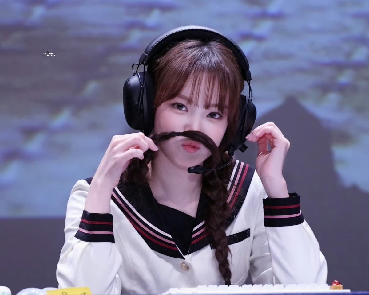 LILAaa_chae's tweet photo. Chaewon, our world becomes far more colorful simply because you exist in this big busy world alongside us.

TIME TO CELEBRATE CHAEWON
#TimeToChaelebrate
#여름의인트로_김채원 https://t.co/7Z2ncPkTb9