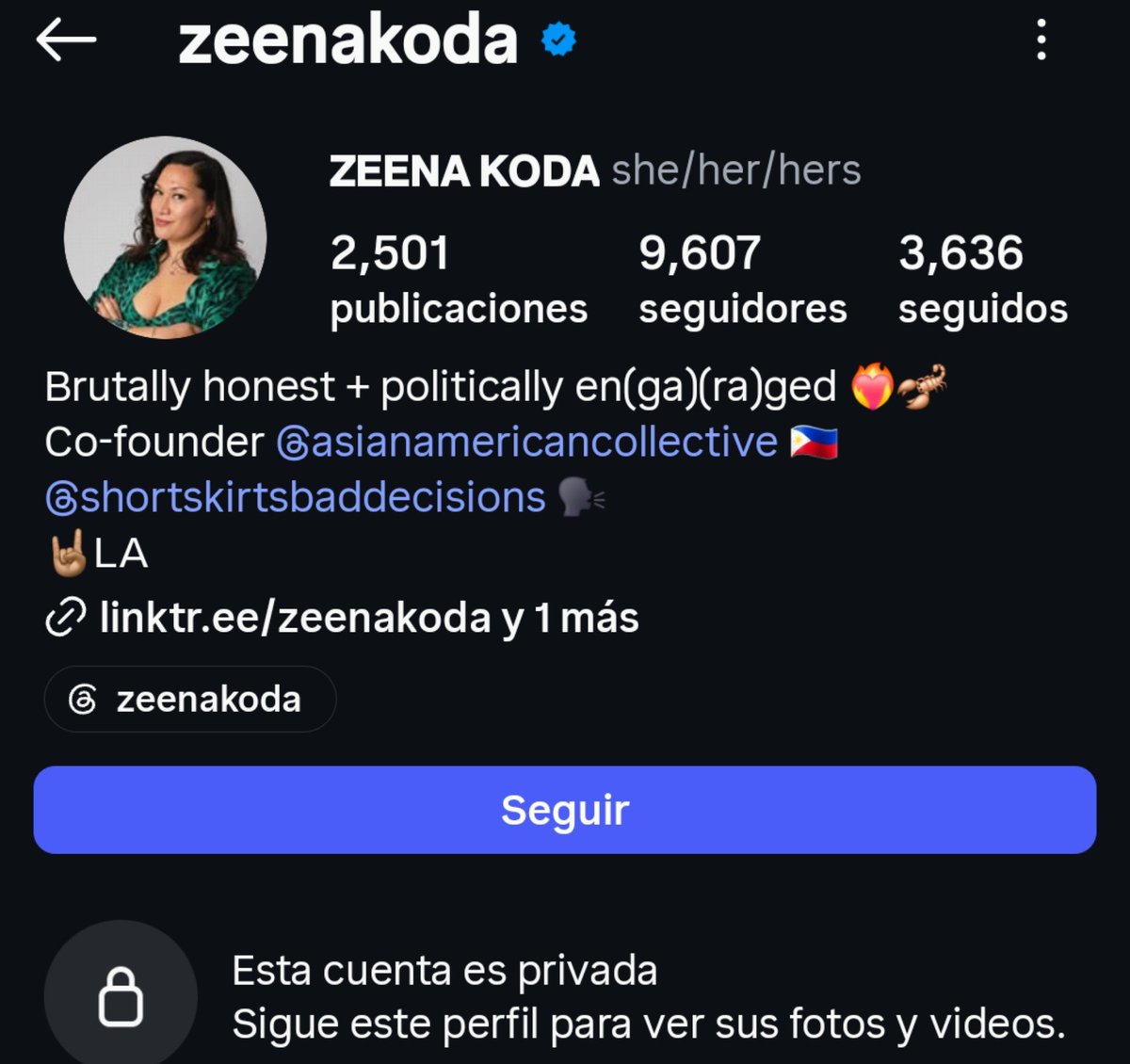 ARMYForce_Peru's tweet photo. 🚨 Tras la polémica generada por sus declaraciones sobre BTS y la nueva categoría "Best Asian Pop Music Performance", Zeena Koda puso su cuenta de Instagram en privado y eliminó de su biografía la referencia a su cargo como Vice President of Marketing en Universal Music Enterprises (UMG).

Sin embargo, ese mismo cargo continúa figurando en su perfil de LinkedIn.

Resulta profundamente preocupante que una ejecutiva de @UMG , empresa que participa en la distribución de la música de BTS, haya decidido responsabilizar públicamente al grupo por expresar su postura frente a una decisión de los GRAMMY.

Más aún cuando sus declaraciones cuestionan la integridad de BTS y atribuyen su decisión a una supuesta búsqueda de atención mediática.

La postura de BTS fue clara: defender que la música sea reconocida por lo que es, y no dividida por región o idioma.

Nada justifica intentar desacreditar esa decisión, y menos aún viniendo de alguien que ocupa un cargo ejecutivo en una compañía vinculada a la distribución de su música.

#ArtHasNoAliens
