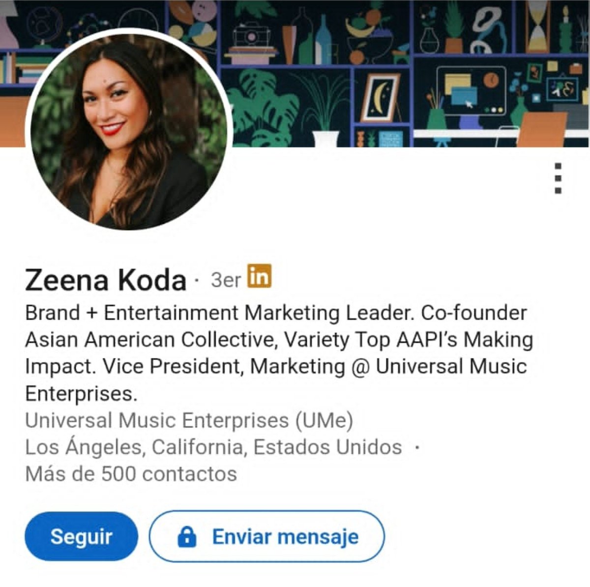 ARMYForce_Peru's tweet photo. 🚨 Tras la polémica generada por sus declaraciones sobre BTS y la nueva categoría "Best Asian Pop Music Performance", Zeena Koda puso su cuenta de Instagram en privado y eliminó de su biografía la referencia a su cargo como Vice President of Marketing en Universal Music Enterprises (UMG).

Sin embargo, ese mismo cargo continúa figurando en su perfil de LinkedIn.

Resulta profundamente preocupante que una ejecutiva de @UMG , empresa que participa en la distribución de la música de BTS, haya decidido responsabilizar públicamente al grupo por expresar su postura frente a una decisión de los GRAMMY.

Más aún cuando sus declaraciones cuestionan la integridad de BTS y atribuyen su decisión a una supuesta búsqueda de atención mediática.

La postura de BTS fue clara: defender que la música sea reconocida por lo que es, y no dividida por región o idioma.

Nada justifica intentar desacreditar esa decisión, y menos aún viniendo de alguien que ocupa un cargo ejecutivo en una compañía vinculada a la distribución de su música.

#ArtHasNoAliens