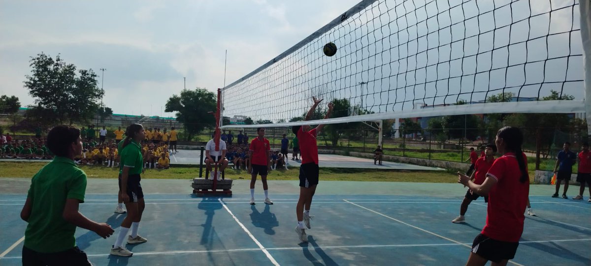 ssjhansi2019's tweet photo. π Inter-House Volleyball Championship β Day 4 |Girls Match
AHH Girls defeated MKPH 2β0 in a confident performance. Congratulations to AHH on the victory and well played MKPH for displaying determination and excellent sportsmanship throughout the match.
#InterHouse #Volleyball https://t.co/DtwRoE9ZBU