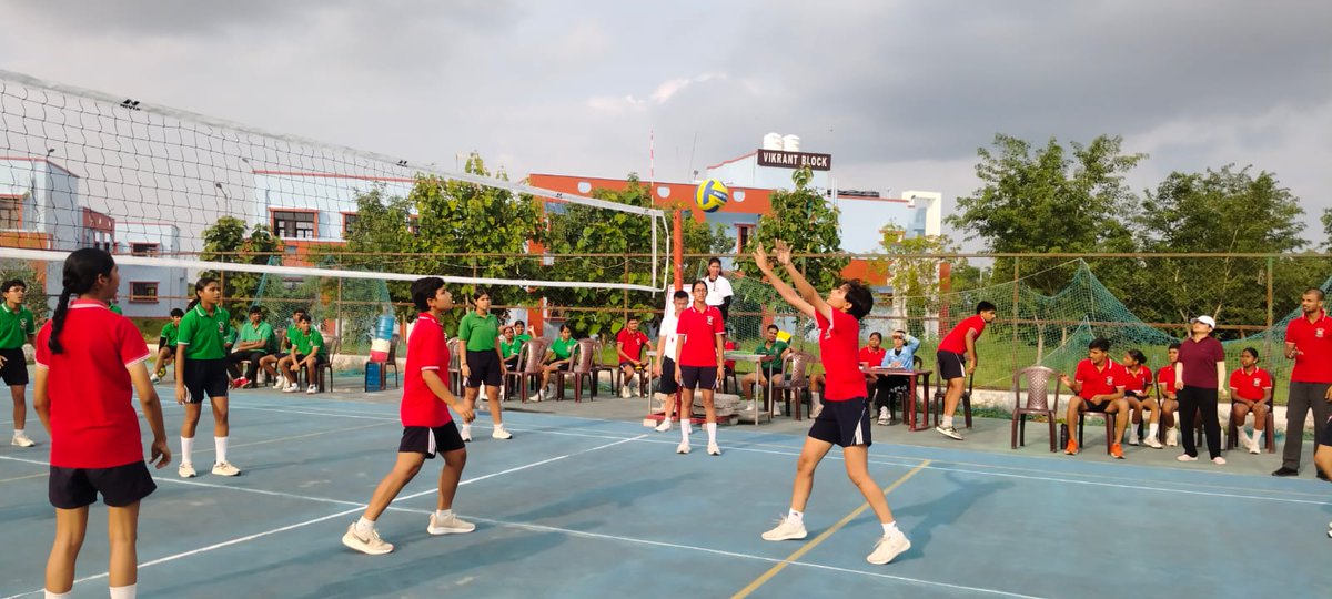 ssjhansi2019's tweet photo. π Inter-House Volleyball Championship β Day 4 |Girls Match
AHH Girls defeated MKPH 2β0 in a confident performance. Congratulations to AHH on the victory and well played MKPH for displaying determination and excellent sportsmanship throughout the match.
#InterHouse #Volleyball https://t.co/DtwRoE9ZBU