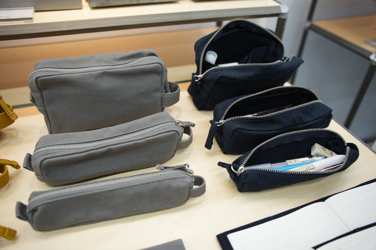 tyarinko's tweet photo. 無印良品の2026年秋冬新作商品の展示会にお呼び頂いたので行ってきました
帆布のペンケースは、上部な素材感にあわせてチャックもしっかりしたものを使用されたそうです。
大きいサイズはガジェット周りの収納にも良さそう https://t.co/Kpn4lWjvxA