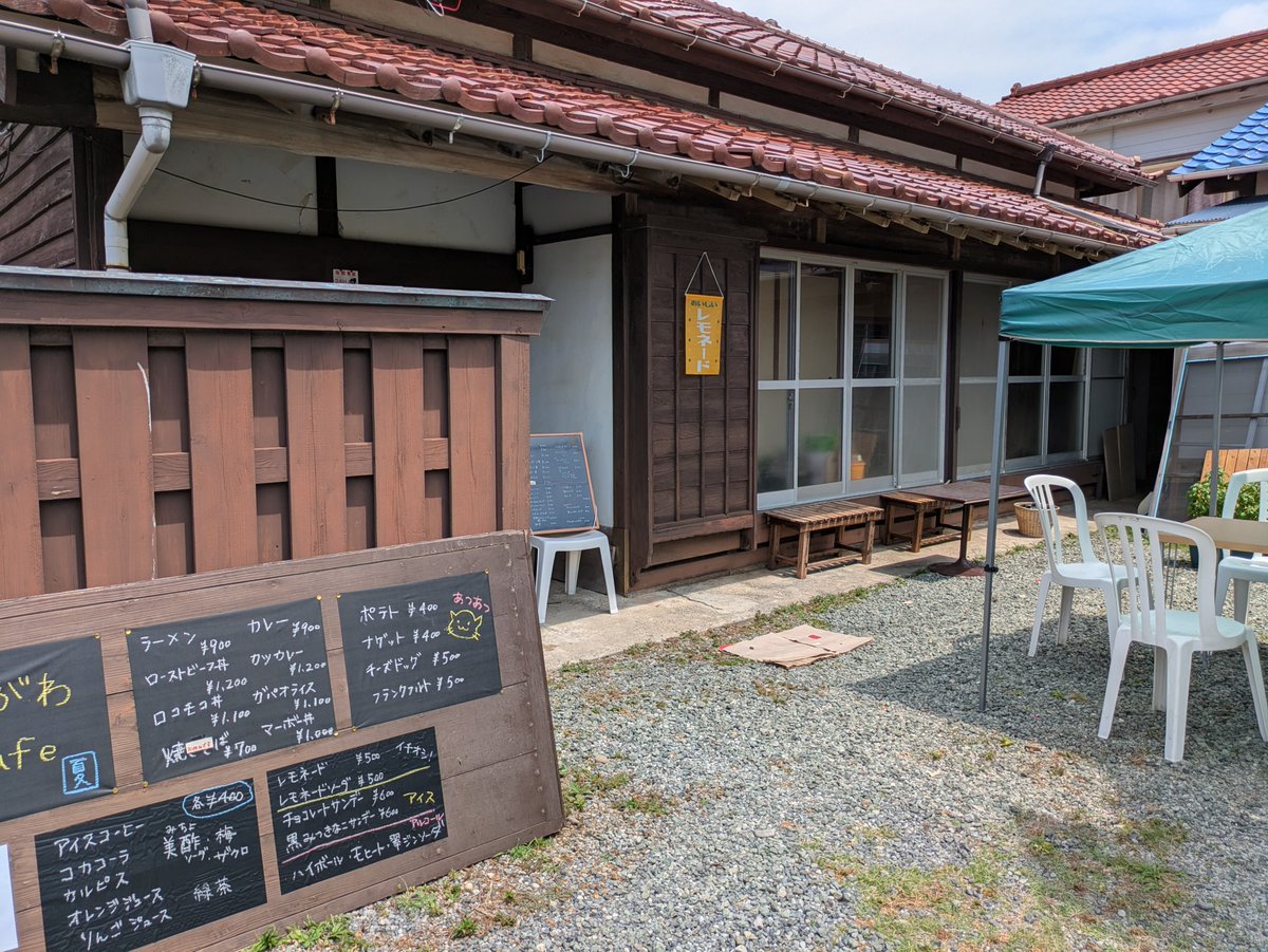 smile_engawa's tweet photo. 飲食店の営業許可がおりたので「えんがわcafe 夏🐾」OPENしました😺✨
外のお席が少々とテイクアウトになりますが、小土肥の海に来たときはご飯を食べに来てください🌊🏄️😽🥰
まだ古民家は改修工事中なのでにゃんズには会えないよ😽🙏w

僕たちのためにいっぱい食べてね😽✨ えんがわにゃんズ一同🐾w https://t.co/QAVBTMaeVl