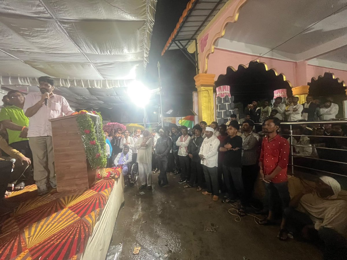 RealBacchuKadu's tweet photo. सावकारीच्या जाचाला कंटाळून लातुर जिल्ह्यातील नणंद गावातील तब्बल २५ कुटुंबांना गाव सोडून पलायन करावे लागले. ही वेदना ऐकण्यासाठी आणि त्यांना न्याय मिळवून देण्यासाठी बच्चू भाऊ कडू यांनी रात्री १२.४५ वाजता, मुसळधार पावसातही सभा घेतली.

पावसाळी अधिवेशनातही त्यांनी बेकायदेशीर सावकारी आणि फायनान्स कंपन्यांच्या मनमानीचा मुद्दा सभागृहात ठामपणे मांडला होता. शेतकऱ्यांवर होणारा अन्याय थांबला पाहिजे, त्यांना कायदेशीर संरक्षण आणि न्याय मिळाला पाहिजे, हीच आमची भूमिका आहे.