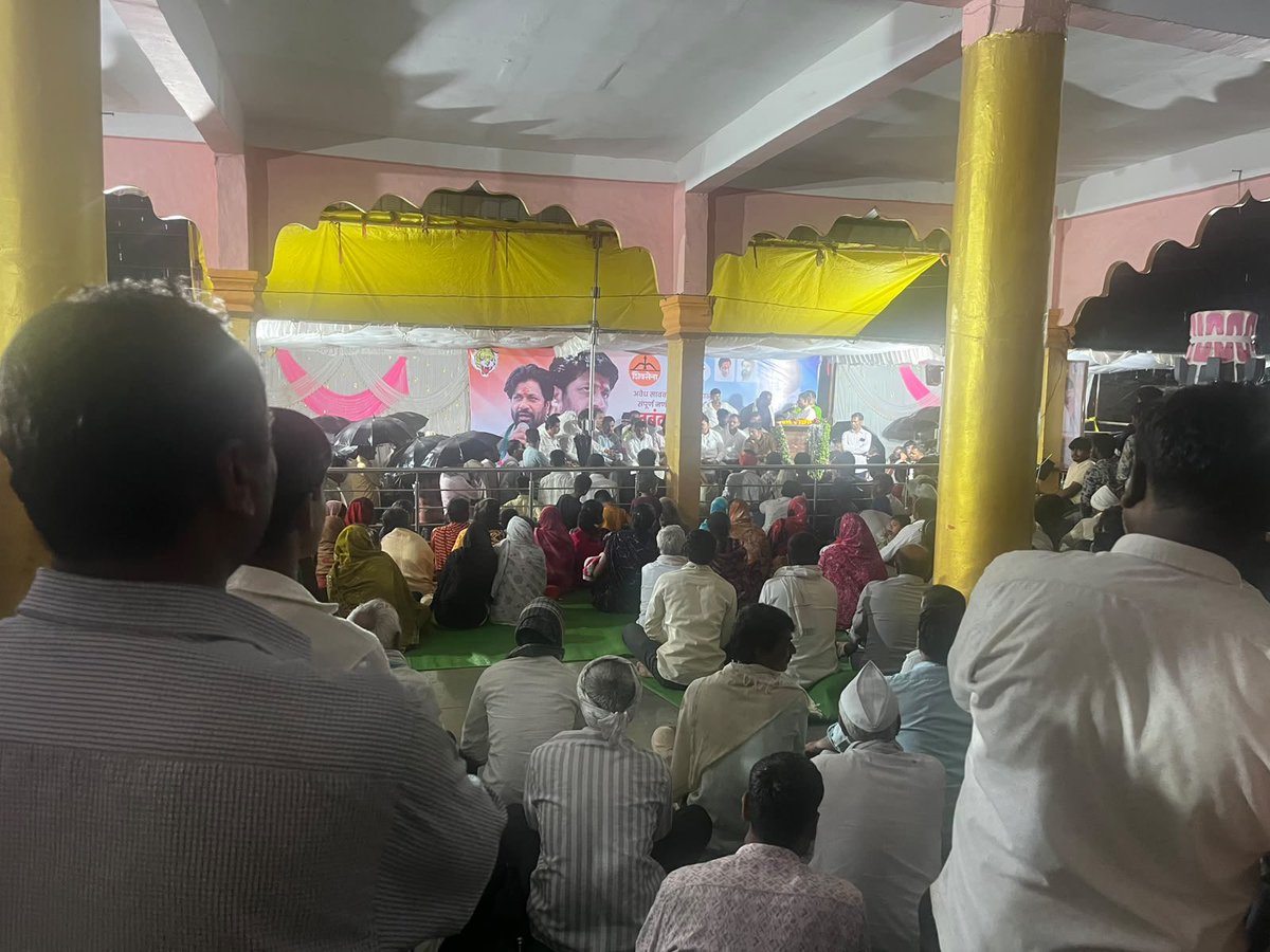RealBacchuKadu's tweet photo. सावकारीच्या जाचाला कंटाळून लातुर जिल्ह्यातील नणंद गावातील तब्बल २५ कुटुंबांना गाव सोडून पलायन करावे लागले. ही वेदना ऐकण्यासाठी आणि त्यांना न्याय मिळवून देण्यासाठी बच्चू भाऊ कडू यांनी रात्री १२.४५ वाजता, मुसळधार पावसातही सभा घेतली.

पावसाळी अधिवेशनातही त्यांनी बेकायदेशीर सावकारी आणि फायनान्स कंपन्यांच्या मनमानीचा मुद्दा सभागृहात ठामपणे मांडला होता. शेतकऱ्यांवर होणारा अन्याय थांबला पाहिजे, त्यांना कायदेशीर संरक्षण आणि न्याय मिळाला पाहिजे, हीच आमची भूमिका आहे.