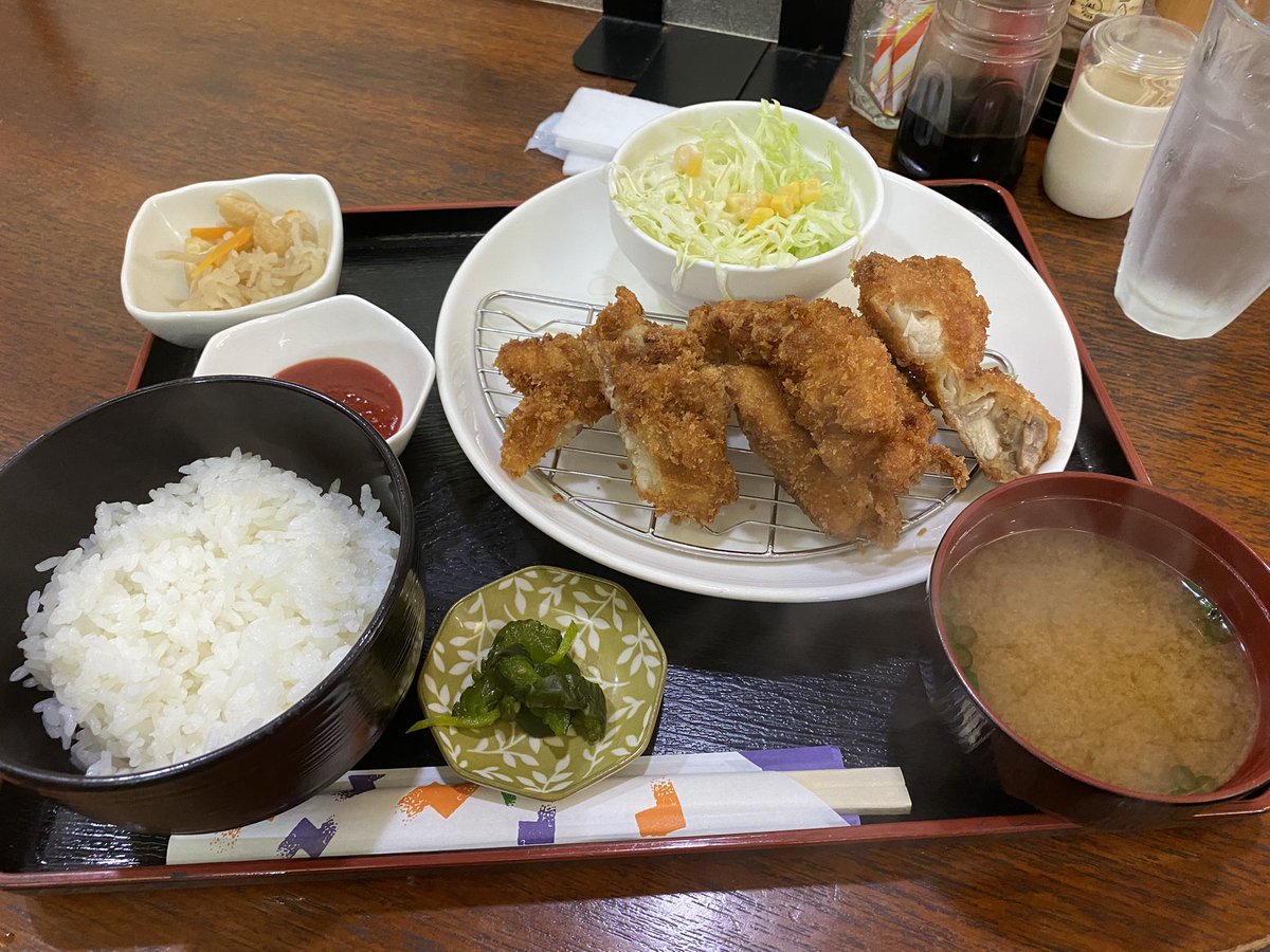 engelnight's tweet photo. ランチなう
チキンカツ定食いただきました〜

ザ・喫茶店てな感じが良き。 https://t.co/dOlVaNYM5G