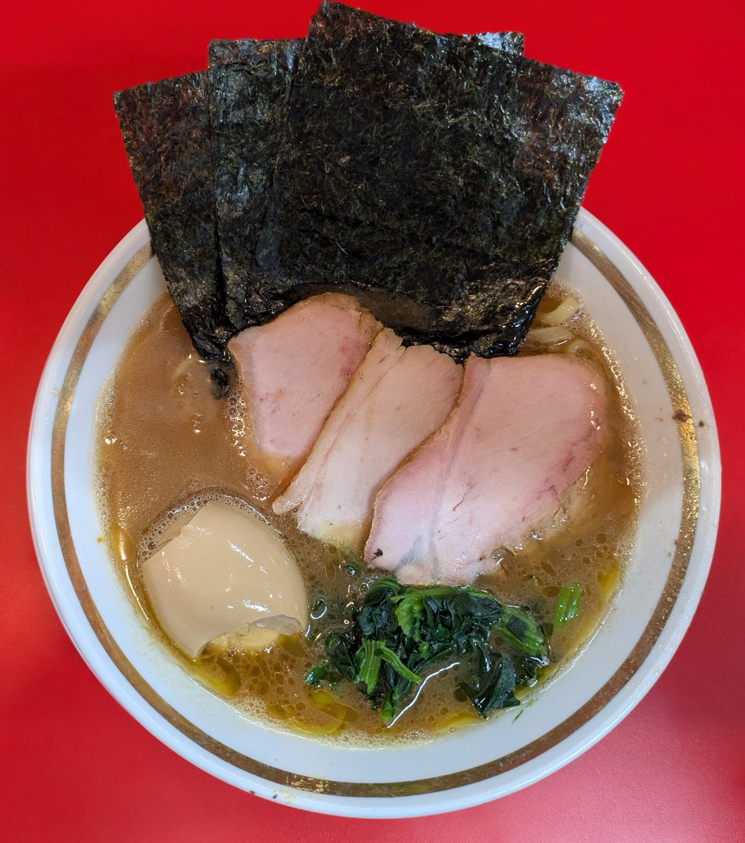 osamitsu0371's tweet photo. 弘前市  青森野呂家弘前店
ラーメン(950円)普・普・少
来るたびに美味しくなる濃厚なスープは3週間振りに胃袋へ染み渡りコシのある中太のツルツル麺との相性バッチリで「ん～めぇ～～～っ！」🤣ニンニク・すりゴマ投入で更に👍昨日 復帰した かこChanと久しぶりに会えました😁 #青森野呂家弘前店 https://t.co/WCGcz7Lk4s