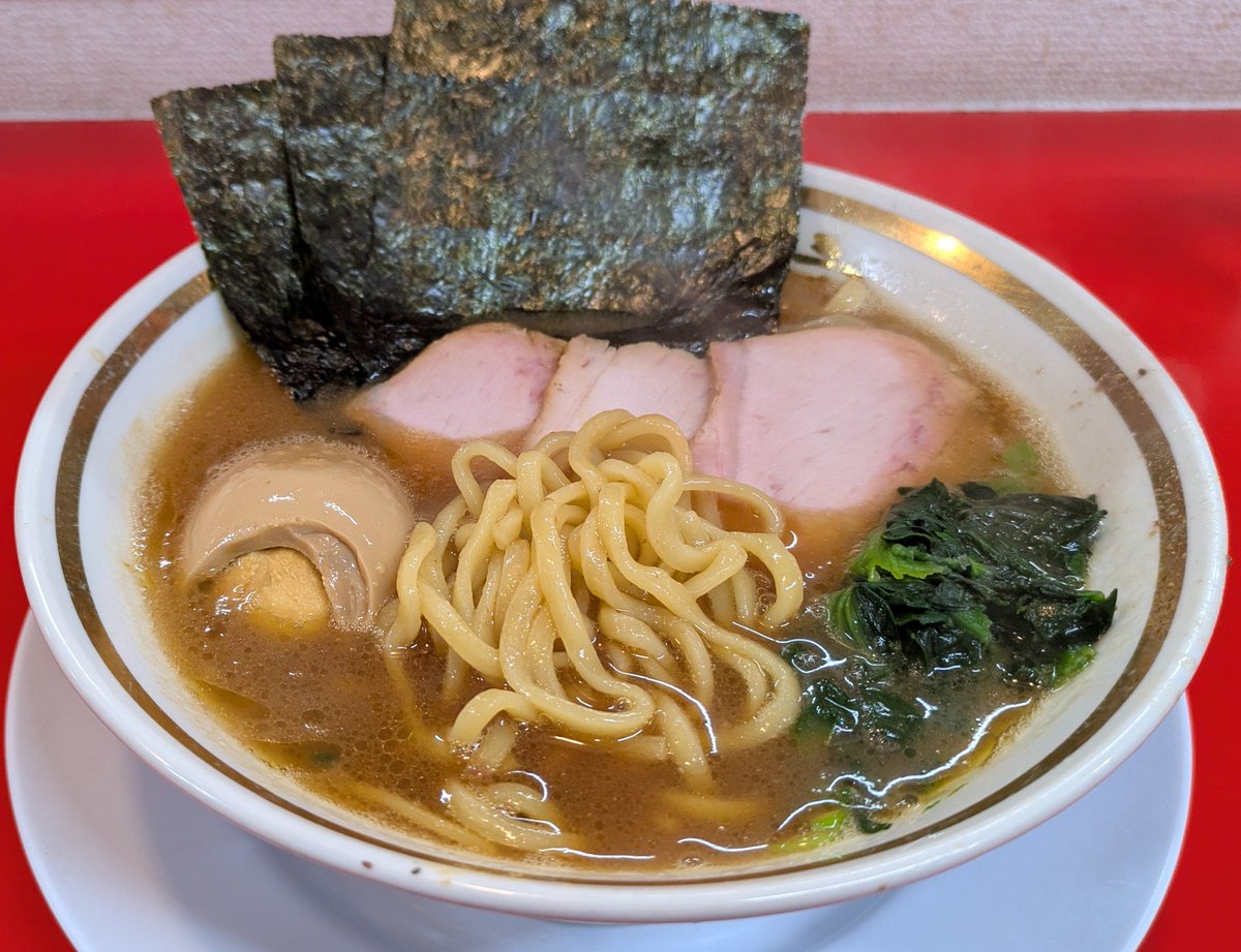 osamitsu0371's tweet photo. 弘前市  青森野呂家弘前店
ラーメン(950円)普・普・少
来るたびに美味しくなる濃厚なスープは3週間振りに胃袋へ染み渡りコシのある中太のツルツル麺との相性バッチリで「ん～めぇ～～～っ！」🤣ニンニク・すりゴマ投入で更に👍昨日 復帰した かこChanと久しぶりに会えました😁 #青森野呂家弘前店 https://t.co/WCGcz7Lk4s