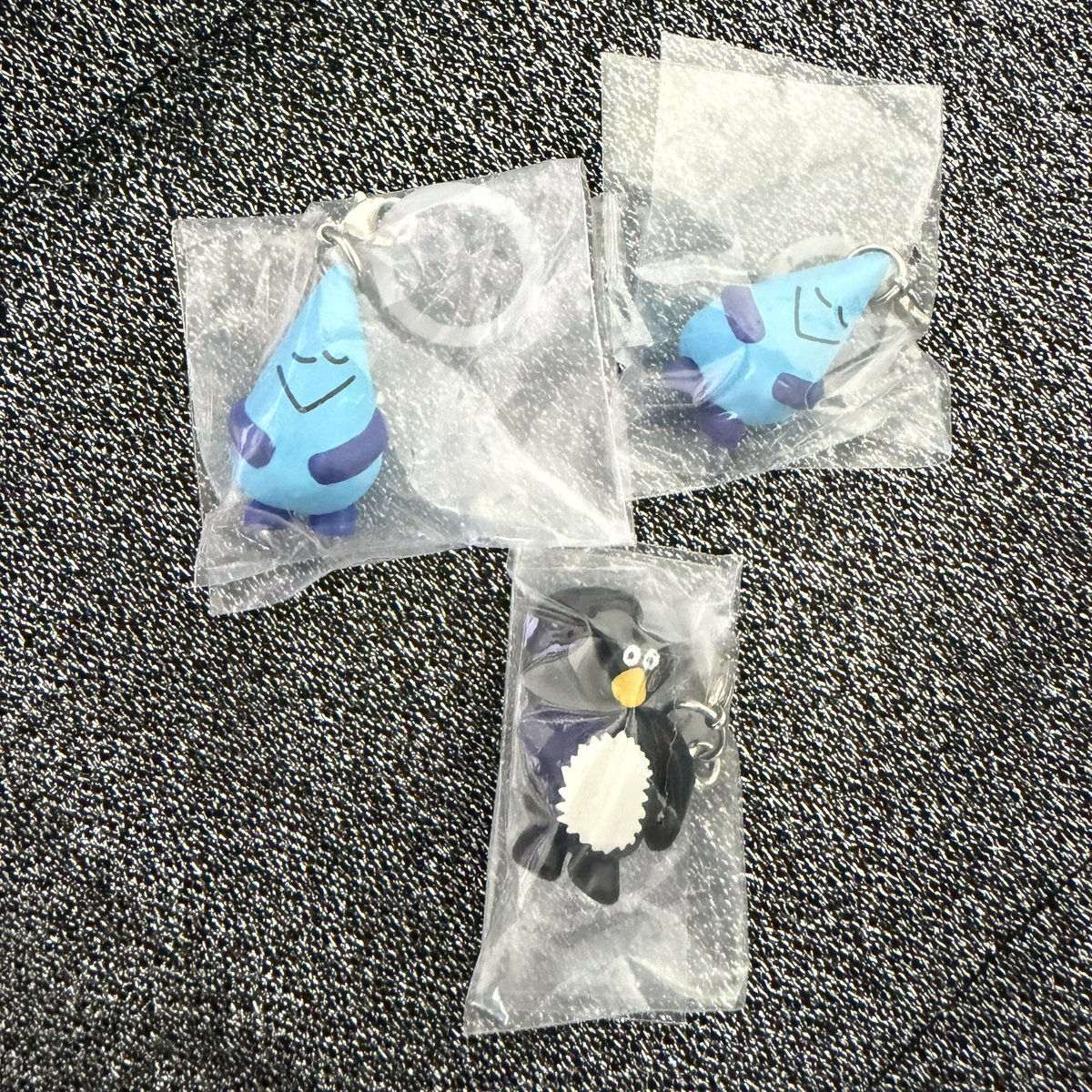 gacha1320's tweet photo. Daisuke Kondo  めじるし アクセサリー ガチャ 交換

【譲】ペンギン　雨粒
【求】月、虹>太陽

郵送での交換希望です📮
他投稿とのまとめでの交換も大歓迎ですので、お気軽にお声がけください🙇🏻‍♀️

#ガチャガチャ交換
#daisukekondo https://t.co/XBMKha86iH