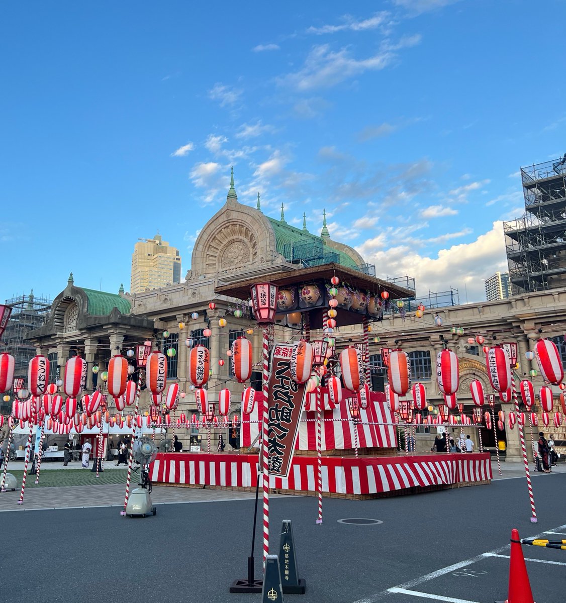kotobuki_111's tweet photo. 築地本願寺納涼盆踊りへビールコーデで行ってきました🎐

🍻若菜さんとお揃いのビール帯留め

🍻彩りirodoriさんのビールピアス

🍻まだ試作のマツケンビールポーチ(仮)

数十年ぶりの本格盆踊り💃楽しすぎた〜
昼抜きで挑んだので高クオリティの屋台飯も美味しすぎた♬(写真なし) https://t.co/yuUNZF1JfU