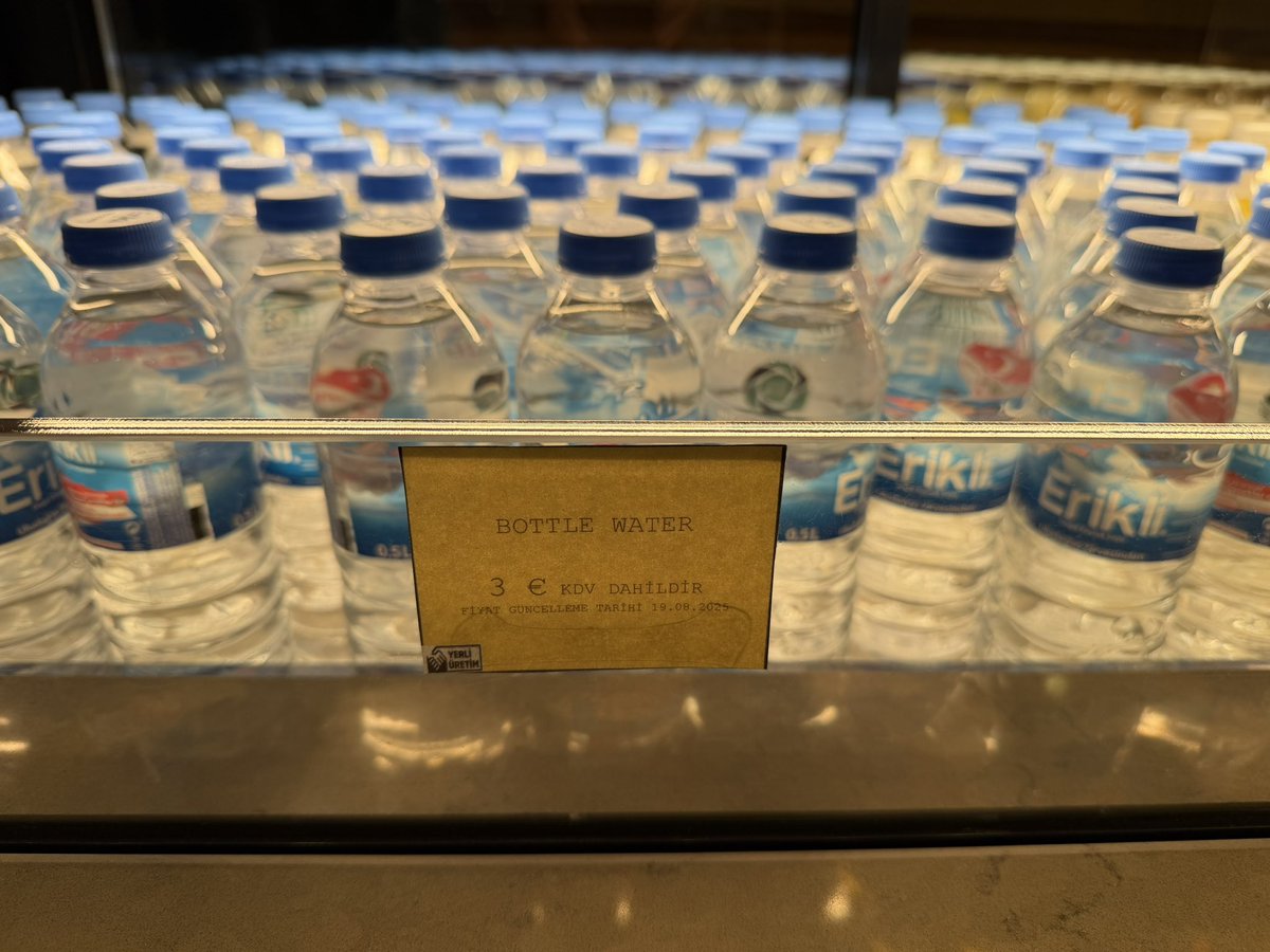 ozankarakoc's tweet photo. Yer İstanbul Havalimanı…

Küçük ayran 273 TL (Migros’ta: 40 TL)
Bir adet muz 192 TL (A101’de: 17 TL)
Bir küçük şişe Erikli su 165 TL (Carrefour’da: 20 TL)

Bugüne kadar 15-20 havalimanında bulunmuşumdur. Böyle ahlaksızlık görmedim. https://t.co/RD5gvNKNxz