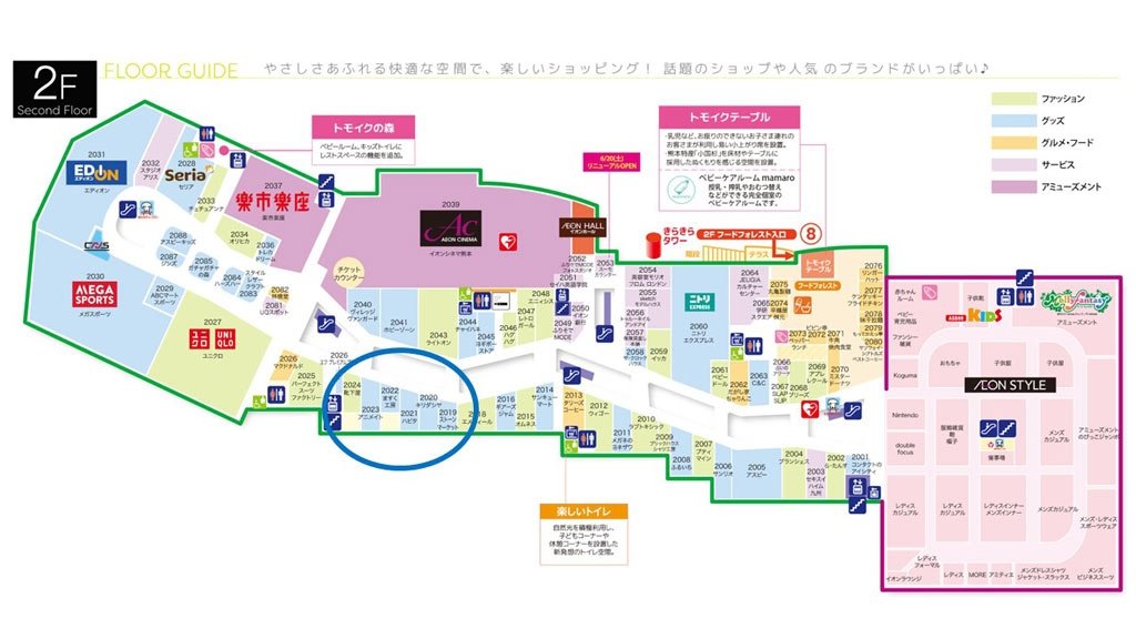 840koutaro's tweet photo. 【検証】
イオンモール熊本の爆発事故
「地上のタンクは遮断された」のになぜ爆発したのか？

令和8年熊本地震の直後に起きたイオンモール熊本の大規模爆発。
経済産業省の調査では「敷地入り口の大型LPガスタンクは自動遮断され無傷だった」と判明したことで、なぜ館内に大量のガスが流出し爆発したのかが大きな謎となっていました。
その答えは、地上タンクとは全く異なる構造を持った「屋上のコージェネレーション施設」の盲点にある。

LPGコージェネレーションは燃料にLPガスを使いハイブリッドで発電し廃熱を空調に使ったり、同敷地内にある温泉施設のお湯として活用していたはずだ。

1️⃣「別建物の硬い構造」という罠主要なガス発電・空調を行うコージェネ施設は、モール本体とは構造的に分離された屋上の別建屋に設置されていました。
通常の建物であれば、地震の揺れを逃がすために適度にしなる（変形する）構造や、接続部に揺れを吸収するジョイントが施されます。
しかし、このコージェネ施設は重量物を支えるために「ガチガチに固い構造」で造られていました。

2️⃣ 揺れを吸収できず、遮断されずに漏洩震度6強〜7の猛烈な揺れが襲った際、この「固い構造」が仇となります。
しなることでエネルギーを逃がすことができず、激しい衝撃がガス配管や制御システムへダイレクトに伝わり、接続部が一瞬で破断。
さらに最悪なことに、地上のバルクタンクの弁は閉じたものの、屋上施設側の安全装置や遮断弁は構造のミスマッチによる過大な衝撃で機能不全を起こし、設備内や供給ラインに残っていたガスが「遮断されずにそのまま漏れ続ける状態」に陥ったと考えられます。

3️⃣空気より重いLPガス（LPG）が下へ向かう都市ガスが通っていない地域のため、燃料はLPガスでした。
空気より軽くて上空へ抜ける都市ガスとは違い、プロパンを主成分とするLPガスは「空気より重い」という決定的な性質があります。

屋上の固い構造の破損部から吹き出した大量のガスは、その重さによって上へは行かず、建物の隙間やダクトを伝って「下へ向かって」流れ落ちていきました。

4️⃣2階の密閉空間での「時間差・爆轟」こうして地震から約1時間20分の間に、窓がほとんどなく密閉された「2階のバックヤードや天井裏」へと高濃度のLPガスがじわじわと落下・滞留していく。

そこに小さなスパークが着火源となります。
条件が揃ったことで、爆発は通常の燃焼を超えた、超音速の衝撃波を伴う「爆轟（ばくごう）」へ転化。
これほどの大爆発でありながらその後に火災にならなかったのは、マッハ超えの爆風が炎をロウソクのように一瞬で吹き消し、かつガスを100%燃え尽くさせたためです。

見取り図を見ても場所が完全に一致する。

「地上は閉じたが、屋上の別の固い構造から漏れ続け、重いガスが下へ落ちた」
そして敷地内の温泉施設（嘉島湯元 水春）への熱供給も含め、地域最大の防災・生活支援拠点となるはずだった施設が、このインフラ構造の死角によって一瞬で機能を喪失しました。全国の大型施設におけるBCP対策に、極めて重い教訓を突きつけています。
