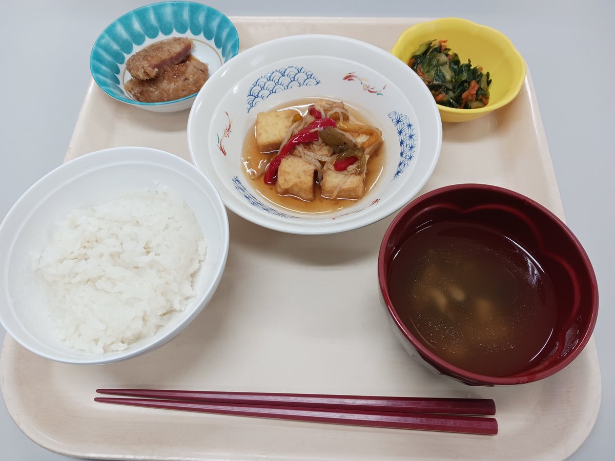 moji1765's tweet photo. 本日のお昼ごはんは、
厚揚げの甘酢あんかけ
ハムカツ
野菜ナムル
中華スープです！
彩り豊かでバランスもバッチリ👌
#デイサービス　#昼食 https://t.co/N7a1TuM0P1