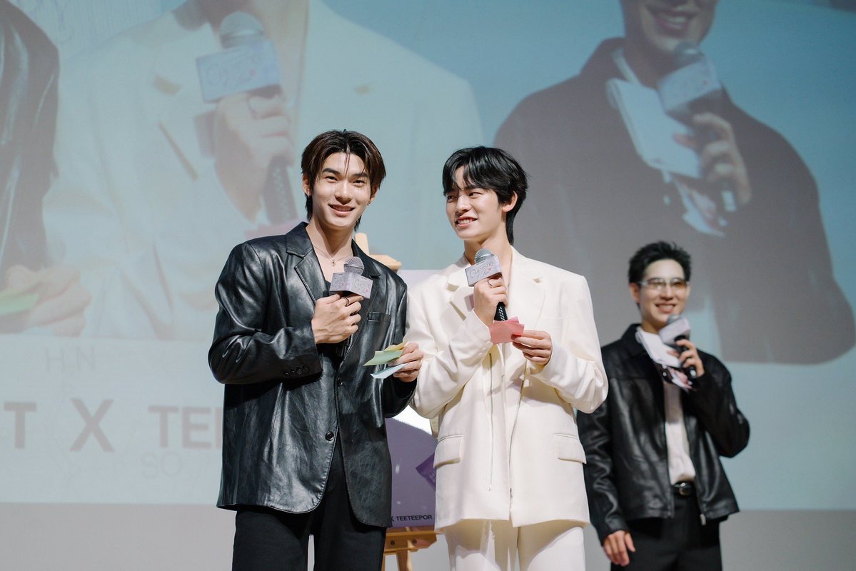HealJaiEnt's tweet photo. Baby Bright ดึง TEETEEPOR นั่งแท่น Brand Ambassador ตอกย้ำทิศทางแบรนด์สู่ "Beauty Healthy Lifestyle" คนรุ่นใหม่

#BabyBright #ChemistryofKiss #TEETEEPOR #ตี๋ตี๋ป๋อ #VitadripLipBalm #TEETEEPORBABYBRIGHT

อ่านเพิ่มเติมได้ที่ 🔗 : https://t.co/caTH4FHllD

ผ่านพ้นไปอย่างอบอวลด้วยรอยยิ้มและความฟินกระจาย! สำหรับงานเปิดตัวสุด Exclusive Baby Bright “Chemistry of Kiss” with TEETEE-POR ณ Auditorium & Open Space ชั้น 6 True Digital Park ที่งานนี้แบรนด์เครื่องสำอาง T-Beauty ชั้นนำอย่าง Baby Bright เปิดตัวคู่ฮอต ‘ตี๋ตี๋’ วันพิชิต นิมิตภาคภูมิ และ ‘ป๋อ’ ศุภการ จิรโชติกุล (TEETEE-POR) ในฐานะ Brand Ambassador คนล่าสุดของกลุ่มผลิตภัณฑ์ Baby Bright Makeup (Lipstick)

บรรยากาศภายในงานเต็มไปด้วยความอบอุ่นและเป็นกันเองจากเหล่าลัคกี้แฟนที่มาร่วมสร้างปรากฏการณ์เคมีละมุน โดยมีไฮไลท์เด็ดที่ทำให้แฟนๆ ใจฟูไปตามๆ กัน เมื่อสองหนุ่ม ตี๋ตี๋ - ป๋อ มาแจกความน่ารักสดใส พร้อมร่วมพิสูจน์ริมฝีปากเนียนนุ่ม สุขภาพดี เป็นธรรมชาติ ชวนทุกคนสัมผัสประสบการณ์ปากฉ่ำโกลว์ไร้ริ้วรอยร่องปาก ด้วยไฮไลท์ไอเทมเด็ดอย่าง Vitadrip Intensive Lip Balm ลิปบาล์มเนื้อเนียนนุ่ม สูตรวีแกน 100% ที่อุดมด้วยสารสกัดเปปไทด์, โซเดียมไฮยาลูโรเนต และวิตามินอี ช่วยฟื้นบำรุงริมฝีปากแห้งกร้านให้กลับมากระจ่างใส อ่อนโยนปราศจากแอลกอฮอล์และพาราเบน มีให้เลือกฟินกันถึง 6 เฉดสี ได้แก่ 01 Lychee, 02 Peach, 03 Milkshake, 04 Watermelon, 05 Coffee และ 06 Cherry 

การเปิดตัว TEETEEPOR ในครั้งนี้ ไม่เพียงแต่เป็นการสร้างแรงบันดาลใจให้คนรุ่นใหม่สนุกกับการแต่งหน้าและกล้าแสดงออกในแบบของตัวเอง แต่ยังถือเดินหน้าสร้างความเคลื่อนไหวครั้งสำคัญในปี 2026 ปรับภาพลักษณ์แบรนด์จากแนวคิดของ Baby Bright ที่ปรับภาพลักษณ์แบรนด์ครั้งใหญ่จากแนวคิด "Gift From Nature" สู่ "Beauty Healthy Lifestyle" สะท้อนมุมมองความงามยุคใหม่ที่ไม่ได้จำกัดแค่การแต่งหน้า แต่คือการดูแลตัวเอง การเสริมสร้างความมั่นใจ และการใช้ชีวิตอย่างมีสไตล์ในทุกวัน

การปรับภาพลักษณ์ครั้งนี้สะท้อนวิสัยทัศน์ของ Baby Bright  หนึ่งใน T-Beauty ชั้นนำ ในการก้าวสู่การเป็นแบรนด์ที่เชื่อมโยงกับไลฟ์สไตล์ของผู้บริโภครุ่นใหม่ ผ่านการพัฒนาผลิตภัณฑ์ที่ตอบโจทย์ทั้งคุณภาพ เทรนด์ความงาม และการใช้งานจริงในชีวิตประจำวัน พร้อมส่งเสริมให้การแต่งหน้าเป็นส่วนหนึ่งของการดูแลตัวเองและการแสดงออกถึงตัวตนอย่างมั่นใจ โดยประเดิมทิศทางใหม่ของแบรนด์ด้วยการเปิดตัว TEETEEPOR เป็น Brand Ambassador คนใหม่ของผลิตภัณฑ์ลิปสติก

ตลอดหลายปีที่ผ่านมา Baby Bright ได้สร้างความแข็งแกร่งในฐานะแบรนด์ T-Beauty ที่ได้รับความไว้วางใจจากผู้บริโภคทั้งในหมวดเมคอัพ และสกินแคร์ พร้อมได้รับความสนใจจากศิลปิน นักร้อง และบุคคลในวงการบันเทิงเกาหลีที่เลือกใช้ผลิตภัณฑ์ของแบรนด์ในการแต่งหน้าอาธิ หนิงหนิง Aespa และ Angelababy สะท้อนถึงคุณภาพของผลิตภัณฑ์ที่ตอบโจทย์การใช้งานจริง ทั้งด้านประสิทธิภาพ เนื้อสัมผัส สีสัน และผลลัพธ์ของเมกอัพที่สวยติดทน

ความเชื่อมั่นดังกล่าวสะท้อนศักยภาพของ Baby Bright ในการพัฒนาผลิตภัณฑ์ที่มีคุณภาพและสามารถตอบโจทย์มาตรฐานสินค้าระดับสากลควบคู่กับการสร้างสรรค์ผลิตภัณฑ์ที่สอดรับกับเทรนด์ความงามของเอเชียอย่างต่อเนื่องส่งผลให้แบรนด์ก้าวขึ้นเป็นหนึ่งในแบรนด์ สัญชาติไทยที่ได้รับการยอมรับ และพร้อมแข่งขันในตลาดความงามระดับภูมิภาคและระดับสากล

เรียกได้ว่างาน Baby Bright “Chemistry of Kiss” ไม่เพียงแต่สร้างความประทับใจและเติมเต็มความฟินให้กับแฟนๆ อย่างครบรส แต่ยังเป็นก้าวสำคัญที่สะท้อนว่า Baby Bright พร้อมแล้วที่จะเป็นส่วนหนึ่งในไลฟ์สไตล์ความงามของคนรุ่นใหม่ในทุกๆ วัน