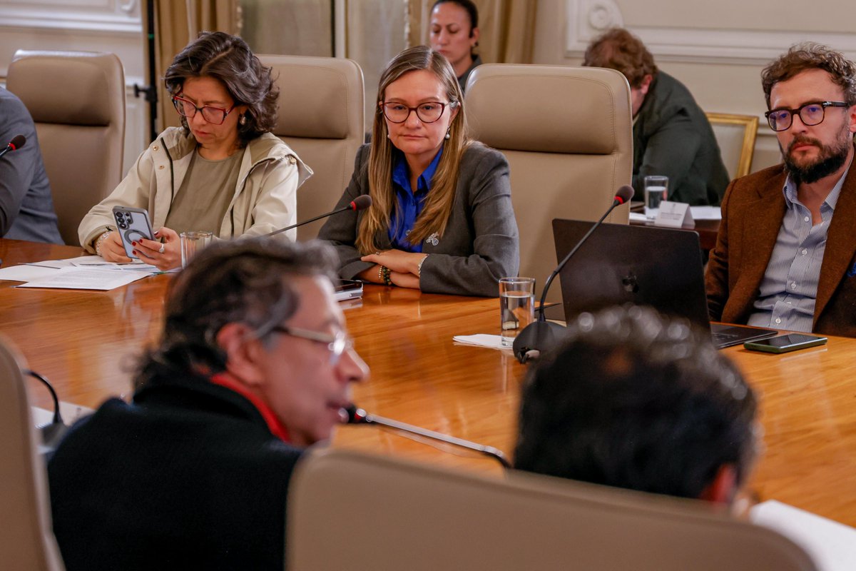 infopresidencia's tweet photo. 📸 | El Gobierno del Presidente @PetroGustavo presentó en Consejo de Ministros los puntos clave de la  anticipación a los riesgos del fenómeno de El Niño.

Ante la alta probabilidad de una sequía severa entre diciembre de 2026 y marzo de 2027, el Gobierno activó acciones para proteger el acceso al agua, la producción de alimentos y la transición energética.

Se destinarán cerca de $244.000 millones para apoyar a los campesinos con instrumentos de financiamiento y gestión del riesgo agropecuario, y ya se suscribió un convenio entre el @MinVivienda y el Fondo Colombia Potencia Mundial de la Vida para ejecutar obras de acueducto, alcantarillado, agua potable y saneamiento básico en los territorios con mayor riesgo.

Estas medidas buscan mitigar los impactos que el fenómeno de El Niño podría generar sobre el abastecimiento de agua, la producción agropecuaria y la seguridad alimentaria del país.

Sin embargo, el Consejo de Estado suspendió provisionalmente apartes del Decreto 802 de 2026, que ordenaban el traslado de cerca de $4 billones a la @UNGRD para atender de manera preventiva esta emergencia.