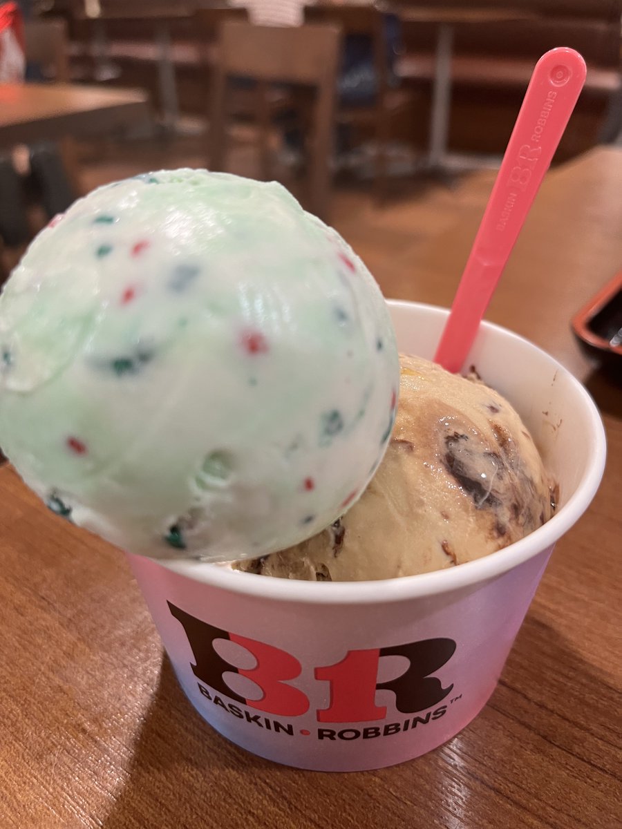 hinomaruxx's tweet photo. 食後のデザートはBRサーティワン
お気に入りのフレーバーは

ポッピングシャワー
ポップロックキャンディが弾ける
ミントとチョコ風味の人気No.1フレーバー

ジャモカアーモンドファッジ
2種の豆をドリップした
コーヒーアイスクリームにチョコレートとアーモンドがマッチ
レギュラーWカップ760円
ジャモカアーモンド騙されたおもて食べてみてほしい