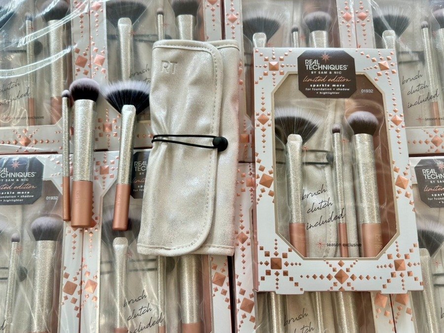 numjshop's tweet photo. ✨🤍พร้อมส่ง 350.- Real Techniques Sparkle More Gift Set
🔸ในเซตประกอบด้วย
- แปรง 410 Strobing Fan
- แปรง 200 Expert Face
- แปรง 328 Detail Shadow
#RealTechniques #นัมสต็อค https://t.co/eCQR65mVkC
