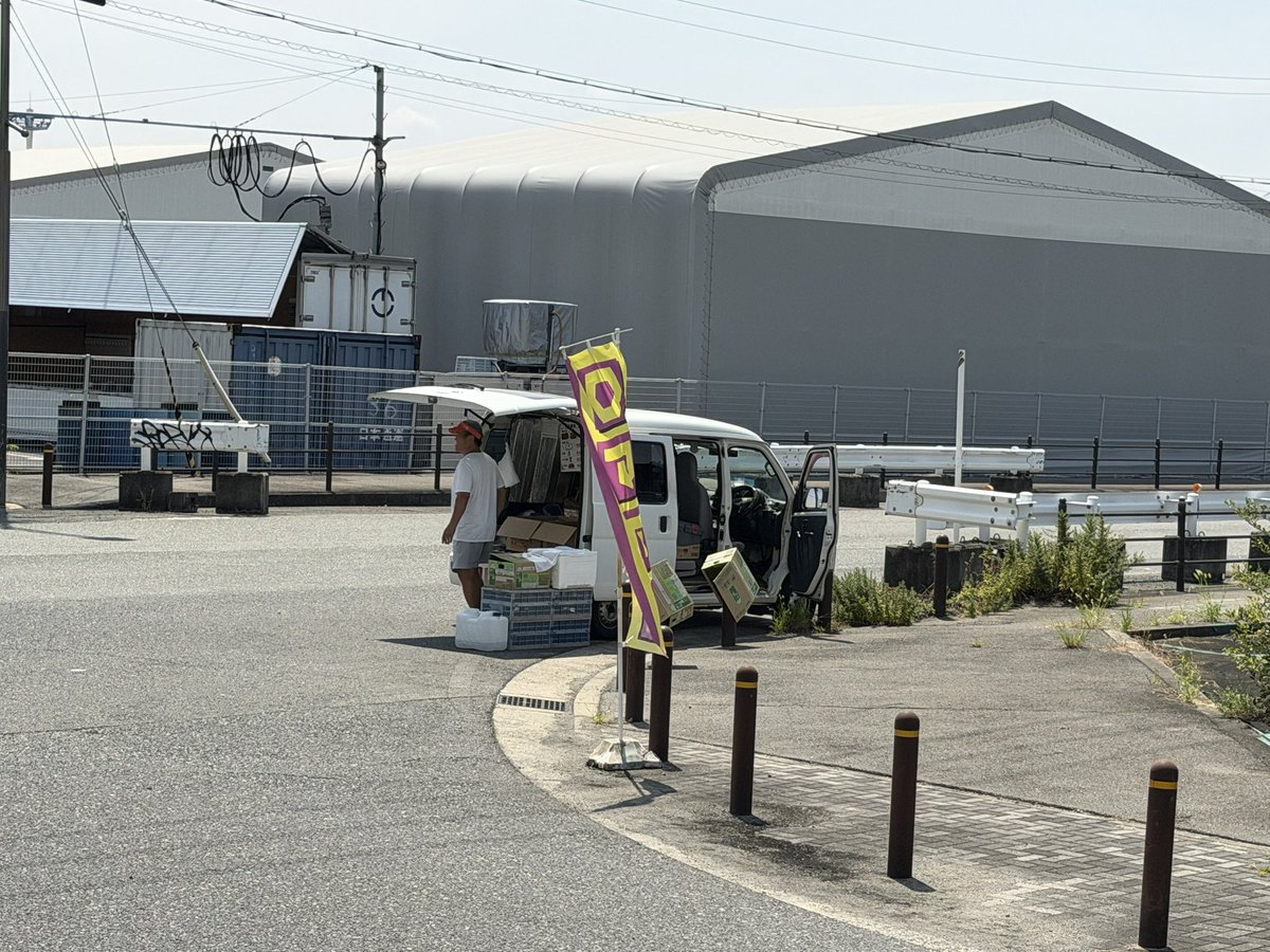 TORANORIKEEEEEN's tweet photo. 咲洲で停まってたらカミオンの取材が来たよ☝️

で‼️

久しぶりにおじちゃんの弁当屋で弁当2個買いしたら

「おー久しぶりだねぇー」って感動の再会からの軽くハグ🤭

お茶、カレー飯、チーズ、レッドブル

コレでもかってくらい色々サービスしてくれた😂

ホントあのおじちゃんの人柄最高だ👌 https://t.co/2fMOpLCRdb