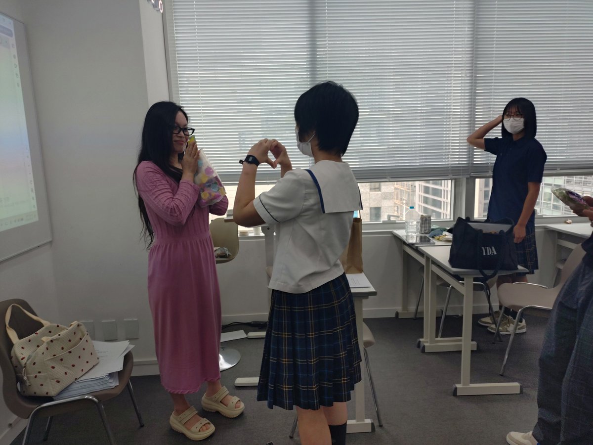 uedanishi's tweet photo. ★2026ソウル短期留学★
チェルシー先生の全ての授業が終わりました！なかなか発言できない時にも時間をかけて優しく教えていただきました。生徒からお礼の手紙やお花、お菓子などをプレゼントしました。オールイングリッシュ＆時々韓国語の授業、ありがとうございました！ https://t.co/YOyK2ondN2