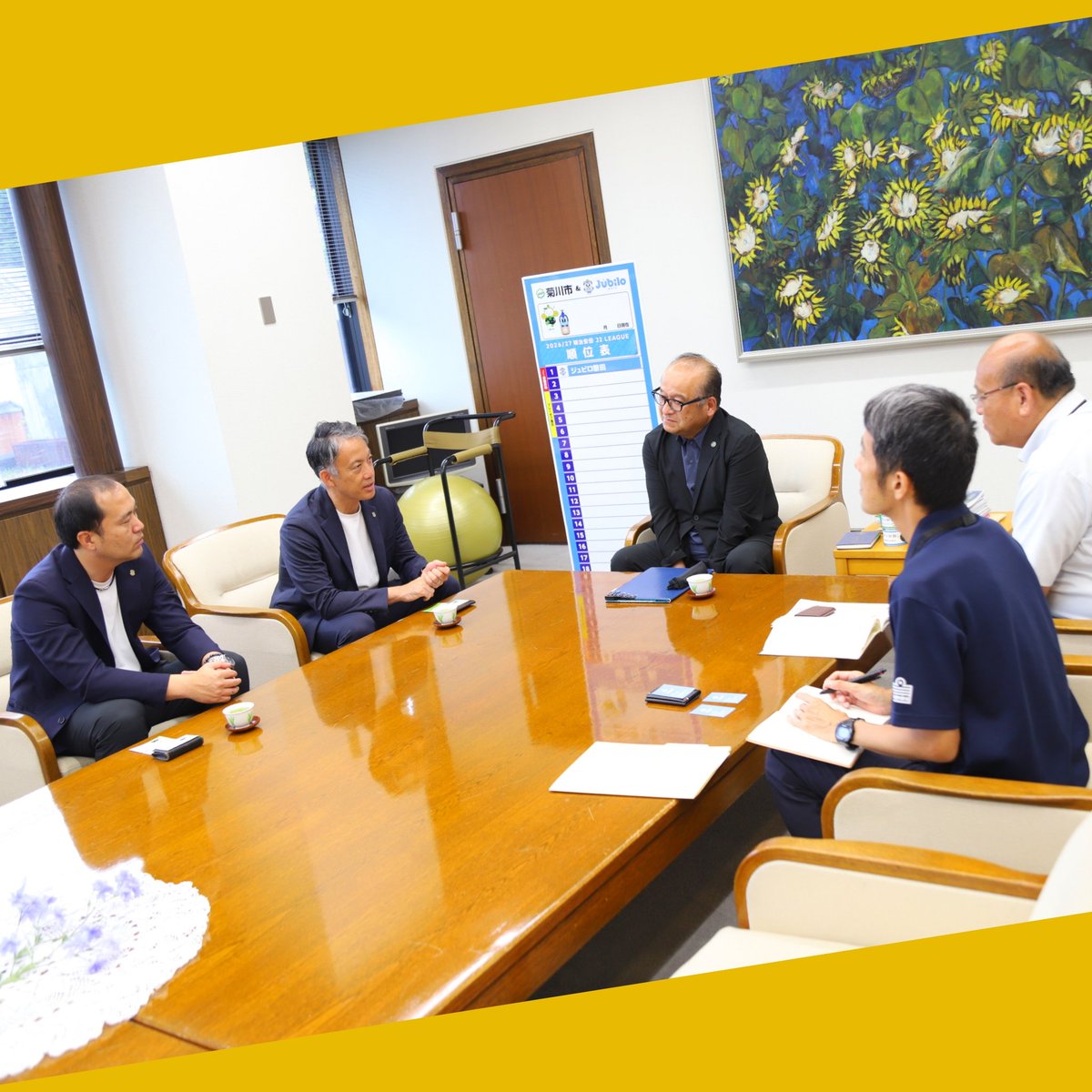 bobhase555's tweet photo. 【頑張れジュビロ磐田⚽】
ジュビロ磐田の大友社長と八牧副社長がシーズン開幕報告のため来庁。J1昇格に向けた熱い想いを伺いました。サポーターへ歓喜を、ホームタウンに元気を届けるため、勝利をつかみ取ってほしいと激励…。開幕戦は８月８日。皆で応援しましょう🍀 #菊川市 #ジュビロ磐田 https://t.co/TE1dbTCPA2