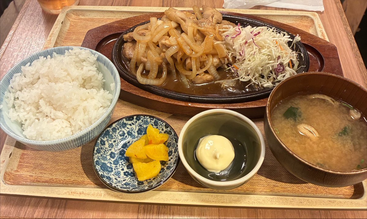 knocker111222's tweet photo. 炭火とと和くら　横浜ヨドバシ地下

鶏肉生姜焼き定食🐓　肉大盛り　1485円
かなトクキャンペーン20%還元で実質1188円

魚で売ってる店で、初手、鶏肉の定食を選ぶ暴挙🙃
魚系の定食に(多分)大盛りはないが、肉の定食は大盛りがあるからね仕方ないね

豚肉の方がよかったか？🐖(反省なし https://t.co/TQKEWGJDVk