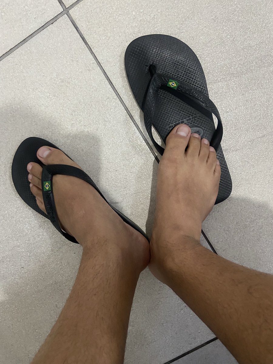 Thor6alm's tweet photo. Algum #perv #sub ?  Quem quer agradar o pezão de macho aqui?

#pes 
#fetiche 
#chule https://t.co/JkMviIPudF