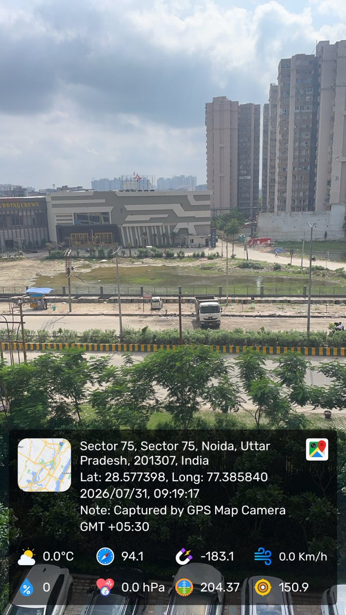 SatendraKGupta's tweet photo. @CeoNoida @dmgbnagar @ivycounty75  plz see the condition of the sector 75 daily affair of the garbage and now old car is parked in green belt area. Plz look into this and find out the permanent solution to keep the area neat clean and safe https://t.co/zUB9JYmstg