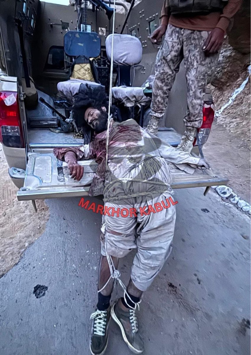 MarkhorKabul_'s tweet photo. ‼️📸 - During the clearance operation, Pakistani Security Forces removing the body of a killed Afghan Khawarij terrorist from the attack site following the terrorists attack on the Wali Tangi post in Balochistan. https://t.co/RAO424KSpM
