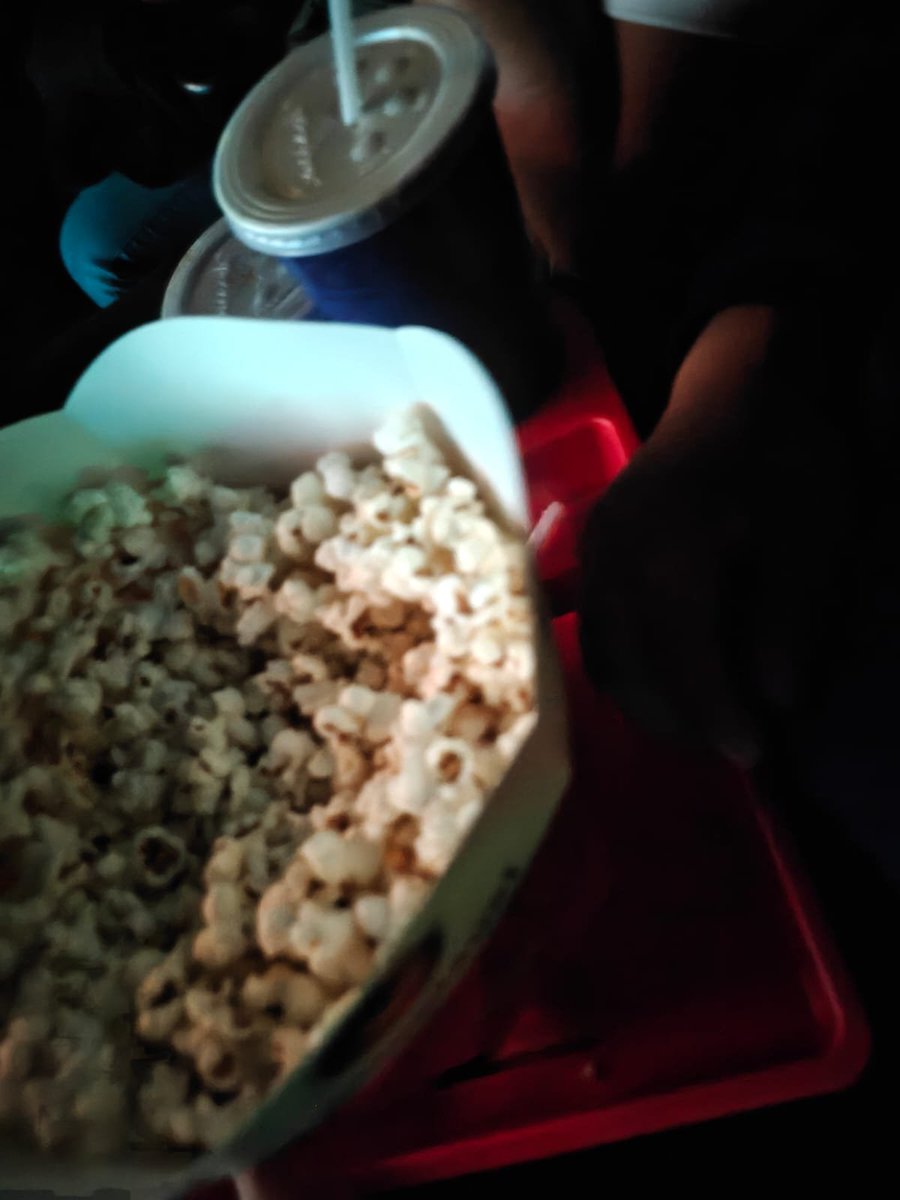 AkiYuStudio's tweet photo. Diario Juntada tomatesca. Part 10:
Hoy con los Tomatitos en el cine viendo Spiderman xxdd
La real experiencia arácnida!!
Hoy con los Tomatitos fuimos al cine, llevaron su tremendo cable HDMI por la terrible proyecta del "yo no te amo" #Proyectados
Vayan a ver la peli está chida :3
#JuntadaTomatesca #Vtuber #peruana #SpiderManUnNuevoDía
