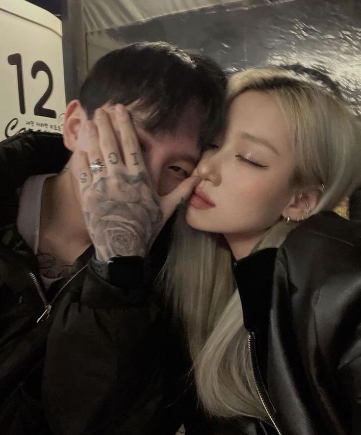 sunjileec's tweet photo. Otra noche llena de trabajo, pero siempre acompañada de este, me ama en secreto lo sé. 
@Keigo00K
#BellaPetrova #vitawaent https://t.co/jINYklhN5R