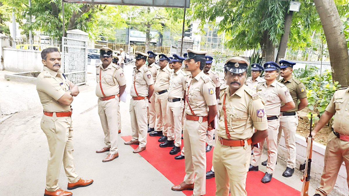 DCPSouthBCP's tweet photo. ದಿನಾಂಕ 30-07-2026 ರಂದು ವಿ ವಿ ಪುರಂ ಪೊಲೀಸ್ ಠಾಣೆಗೆ ಭೇಟಿ ನೀಡಿ ವಾರ್ಷಿಕ ತಪಾಸಣೆ ನಡೆಸಲಾಯಿತು. ಠಾಣೆಯ ಒಟ್ಟಾರೆ ಕಾರ್ಯನಿರ್ವಹಣೆ ಹಾಗೂ ಪ್ರಕರಣಗಳ ತನಿಖಾ ಪ್ರಗತಿಯನ್ನು ಪರಿಶೀಲಿಸಿ, ಅಧಿಕಾರಿ ಮತ್ತು ಸಿಬ್ಬಂದಿಗಳಿಗೆ ಶಿಸ್ತು ಮತ್ತು ದಕ್ಷತೆಯಿಂದ ಕರ್ತವ್ಯ ನಿರ್ವಹಿಸಲು ಸೂಚಿಸಲಾಯಿತು. ಹಾಗೂ ಪರಿಸರ ಸಂರಕ್ಷಣೆ�� ಅಂಗವಾಗಿ ಠಾಣೆಯ ಆವರಣದಲ್ಲಿ ಗಿಡ ನೆಡಲಾಯಿತು.

​#VVPuramPoliceStation #AnnualInspection #KarnatakaPolice
#BCP