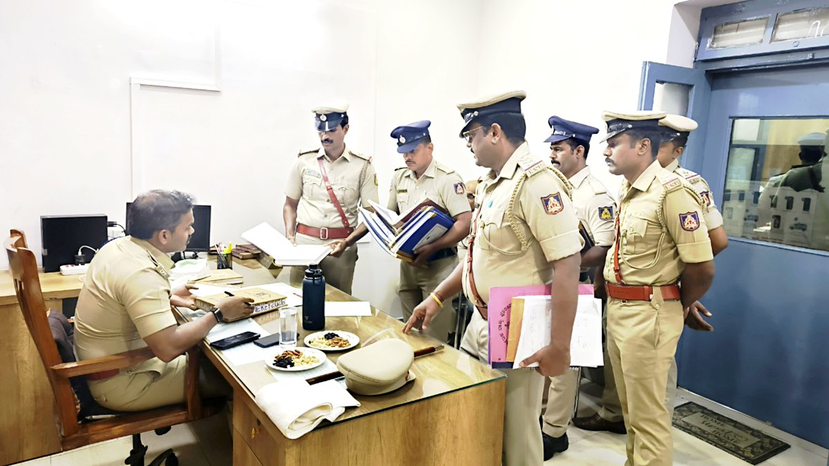 DCPSouthBCP's tweet photo. ದಿನಾಂಕ 30-07-2026 ರಂದು ವಿ ವಿ ಪುರಂ ಪೊಲೀಸ್ ಠಾಣೆಗೆ ಭೇಟಿ ನೀಡಿ ವಾರ್ಷಿಕ ತಪಾಸಣೆ ನಡೆಸಲಾಯಿತು. ಠಾಣೆಯ ಒಟ್ಟಾರೆ ಕಾರ್ಯನಿರ್ವಹಣೆ ಹಾಗೂ ಪ್ರಕರಣಗಳ ತನಿಖಾ ಪ್ರಗತಿಯನ್ನು ಪರಿಶೀಲಿಸಿ, ಅಧಿಕಾರಿ ಮತ್ತು ಸಿಬ್ಬಂದಿಗಳಿಗೆ ಶಿಸ್ತು ಮತ್ತು ದಕ್ಷತೆಯಿಂದ ಕರ್ತವ್ಯ ನಿರ್ವಹಿಸಲು ಸೂಚಿಸಲಾಯಿತು. ಹಾಗೂ ಪರಿಸರ ಸಂರಕ್ಷಣೆ�� ಅಂಗವಾಗಿ ಠಾಣೆಯ ಆವರಣದಲ್ಲಿ ಗಿಡ ನೆಡಲಾಯಿತು.

​#VVPuramPoliceStation #AnnualInspection #KarnatakaPolice
#BCP