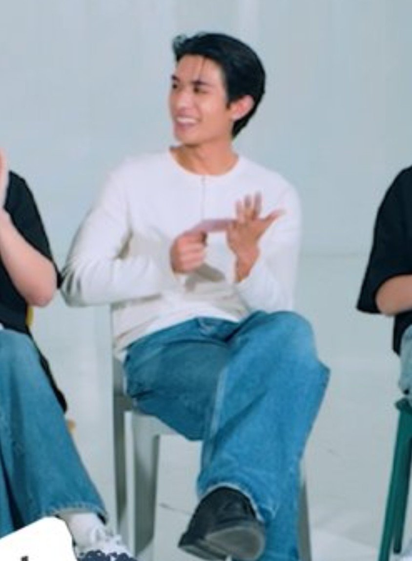 VichIsfrench's tweet photo. โดนจับนั่งแยกอีกละ 55555555 https://t.co/d8CagMme1t