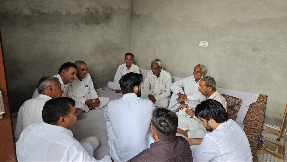 bbhavyabishnoi's tweet photo. 3/3 कल #आदमपुर में अपनों के सुख-दुख में शरीक़ हुआ व विकास कार्यों का उद्घाटन किया। अपनों से मिले स्नेह व आशीर्वाद के लिए आभार 🙏🏽 #Adampur https://t.co/SFWBJYRsLw