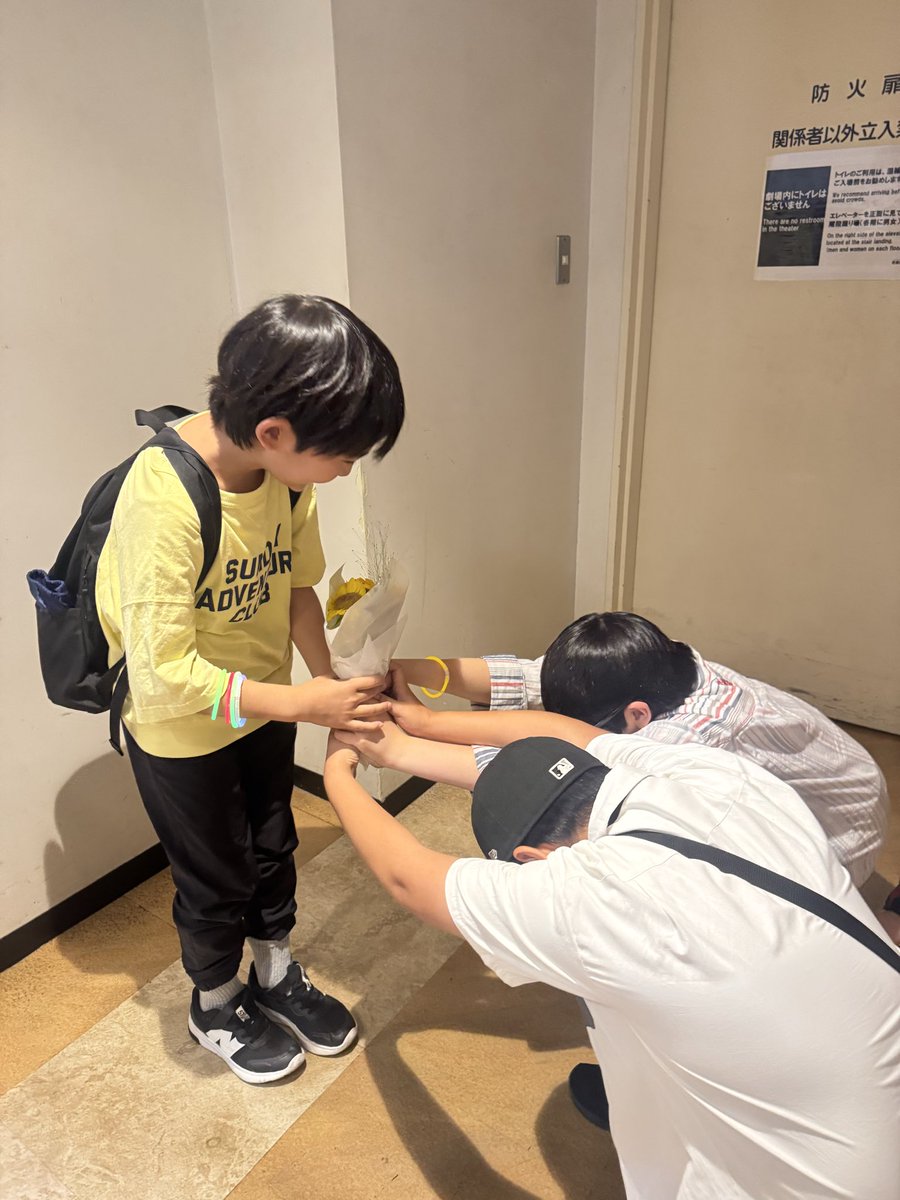 soh_a8's tweet photo. #三田一颯　君
出演のミュージカル
#ジョセフ・アンド・アメージング・テクニカラー・ドリームコート　
観て来ました。歌メインのミュージカルを初めて観たのでずっと手拍子していて楽しかった。一颯君最高です！
一緒に観劇した
#島崎陽貴　君とお花渡して写真撮影しました。

#劇団東俳
＃本宮未晴 https://t.co/XJBvAiXp67