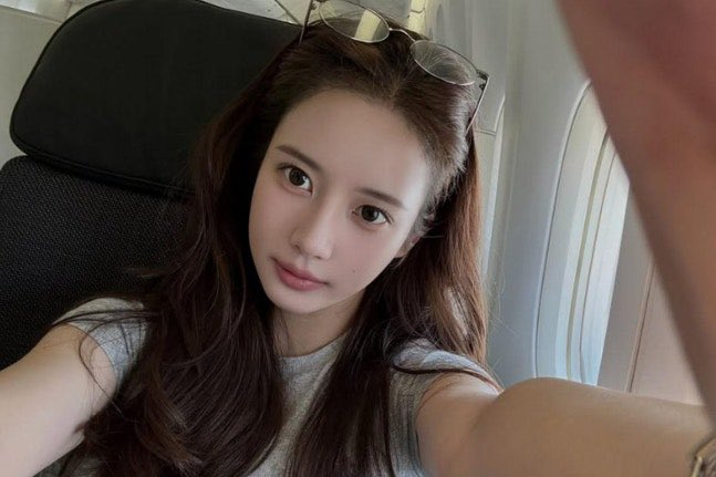 nUKiOz's tweet photo. 🗞️ #ฮันซอฮี อดีตเด็กฝึกหัดคดียาเสพติด เผยภาพล่าสุดเที่ยวปารีส ประเทศฝรั่งเศส ชาวเน็ตหลุดโฟกัส ลุคใหม่ดูโตขึ้น

ฮันซอฮี อดีตเด็กฝึกหัดไอดอลที่เคยเป็นข่าวใหญ่ในคดียาเสพติด ได้ออกมาเคลื่อนไหวทางโซเชียลมีเดียส่วนตัวเมื่อวันที่ 29 กุมภาพันธ์ที่ผ่านมา โดยเธอได้อัปโหลดภาพถ่ายหลายภาพโดยไม่มีแคปชันใดๆ

จากภาพที่เปิดเผย เป็นภาพของ ฮันซอฮี ขณะท่องเที่ยวอยู่ในกรุงปารีส ประเทศฝรั่งเศส สวมเสื้อยืดสีกรมท่าจับคู่กับกางเกงยีนส์ในลุคสบายๆ แต่โดดเด่นด้วยลุคที่ดูเป็นผู้ใหญ่ขึ้น ผิวพรรณสดใส และผมดกหนา จนชาวเน็ตเข้ามาแสดงความคิดเห็นมากมาย อาทิ "ยังคงสวยมากจริงๆ", "ผมดกหนามาก", "บรรยากาศและลุคดูเปลี่ยนไปเยอะเลย" และ "โดดเด่นสะดุดตามาก"

สำหรับ ฮันซอฮี เริ่มเป็นที่รู้จักจากการเข้าร่วมรายการออดิชัน 'Star Audition: Birth of a Great Star 3' ทางช่อง MBC เมื่อปี 2012 ก่อนจะถูกตัดสินจำคุก 3 ปี และรอลงอาญา 4 ปี ในคดีเสพกัญชาเมื่อปี 2017 ต่อมาในปี 2020 และ 2022 เธอถูกตัดสินจำคุกเพิ่มเติมในคดีเสพยาไอซ์ (Methamphetamine) และพ้นโทษออกมาเมื่อเดือนพฤศจิกายน 2023 โดยปัจจุบันเธอใช้เวลาไปกับการแชร์ชีวิตประจำวันและสื่อสารกับแฟนๆ ผ่านทางโซเชียลมีเดียส่วนตัว

© MHN Sports