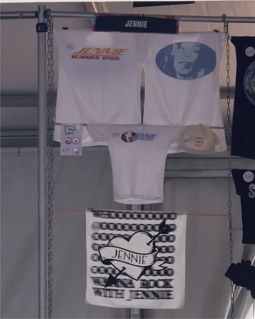 tjruby_'s tweet photo. เมิร์ชเจนนี่ ที่ Lollapalooza 2026 หมวกสวยมาก https://t.co/tQcSmZ357C