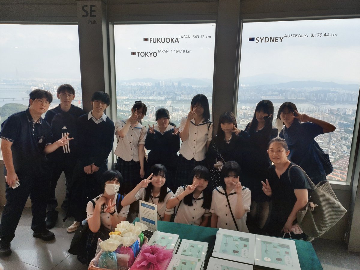uedanishi's tweet photo. ★2026ソウル短期留学★
本日午後はLexisのアクティビティでNソウルタワーへ行ってきました。タワーは高さ236.7メートル、展望台は標高471メートルです。留学の締めくくりにみんなでソウルの素晴らしい景色を見ることができました！
※リレー日誌は昨日のものです。 https://t.co/AJm97XJVzX
