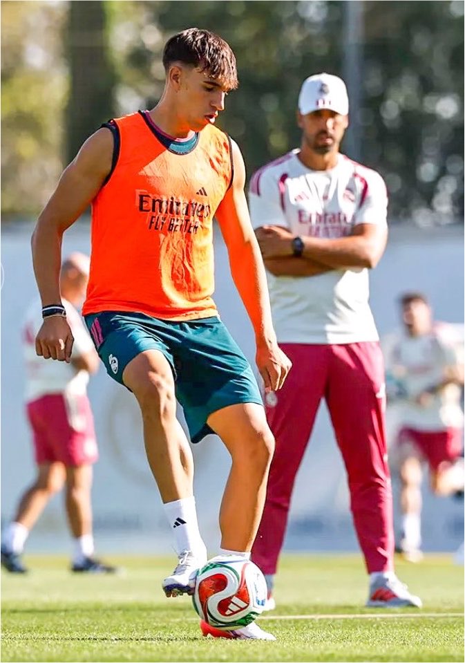 theMadridZone's tweet photo. 🚨 6 PM: Reports break of Real Madrid’s interest in Carlos Espí.

🚨 10 AM: Carlos Espí trains at Valdebebas under Jose Mourinho. 

🤯 https://t.co/xinfzKAt02