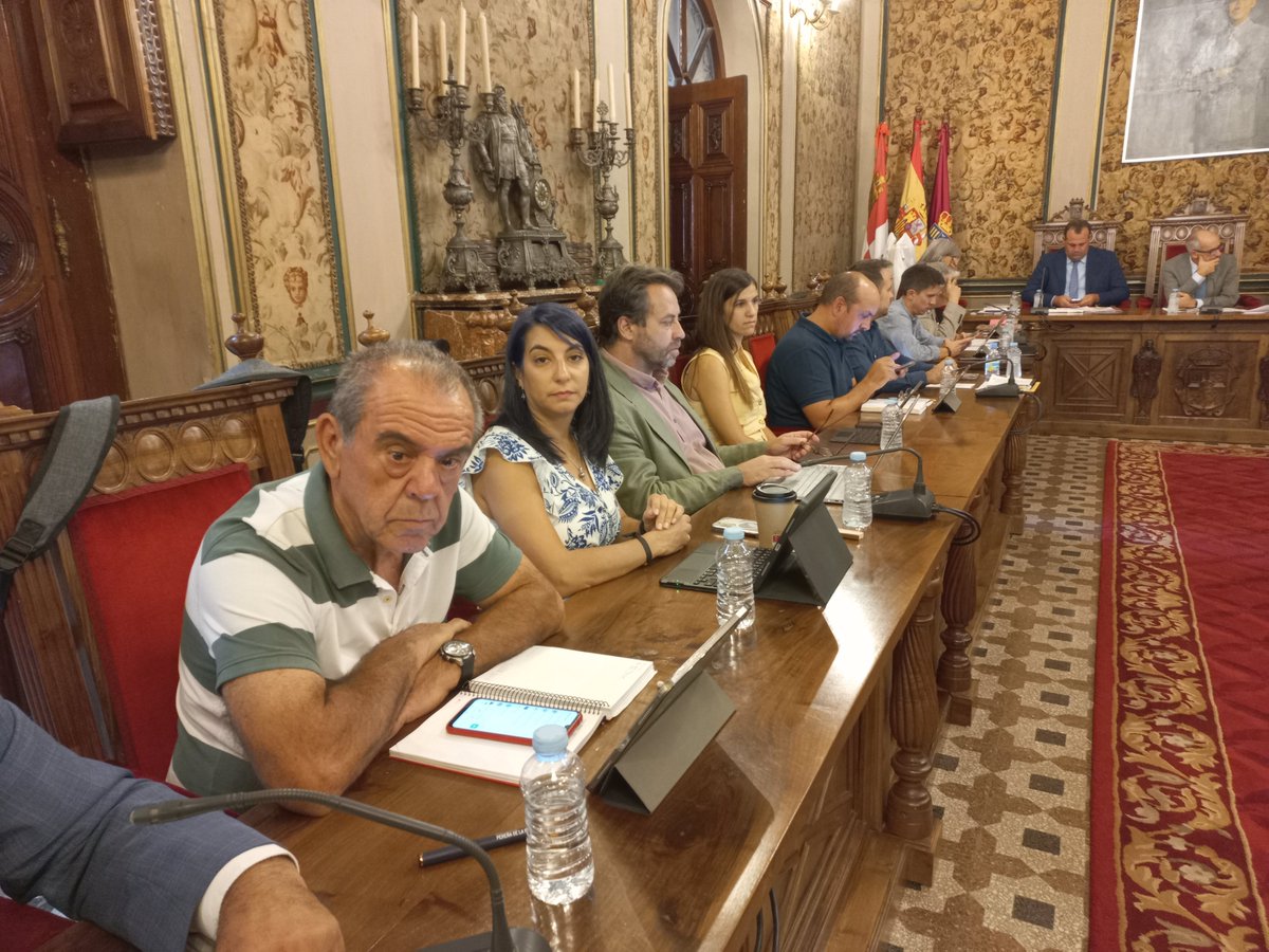 PSOESalamanca's tweet photo. 💧¿Cuántos pueblos más tienen que sufrir problemas de agua para que la Diputación actúe? 

🌹Llevamos a Pleno iniciativa para acabar con la falta de calidad y de abastecimiento

❌Y el @PPdeSalamanca vota NO. La rechazan

😡Prefieren seguir cerrando el grifo a la provincia https://t.co/f3gbMCCHQQ