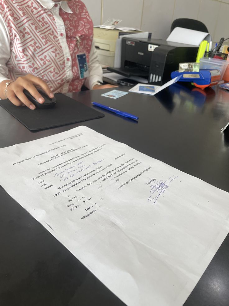 Bisikanjam's tweet photo. Gue HR. Interview kandidat. Di akhir interview gue tanya, "Ada yang mau ditanyakan?" Jawaban dia gak biasa😳

Biasanya jawabannya: "Gaji berapa?" "Benefit apa?" Normal.

Tapi kandidat ini nanya, "Kalau saya kerja di sini satu tahun” "Skill apa yang kemungkinan besar saya bawa pulang?"
Jujur. Jarang banget ada yang nanya begitu.

Gue langsung tulis. "Berpikir jangka panjang. Karena orang yang cuma mengejar gaji belum tentu bertahan.
Tapi orang yang mengejar pertumbuhan, biasanya membawa hasil lebih besar.

cc : karyawansibuk_