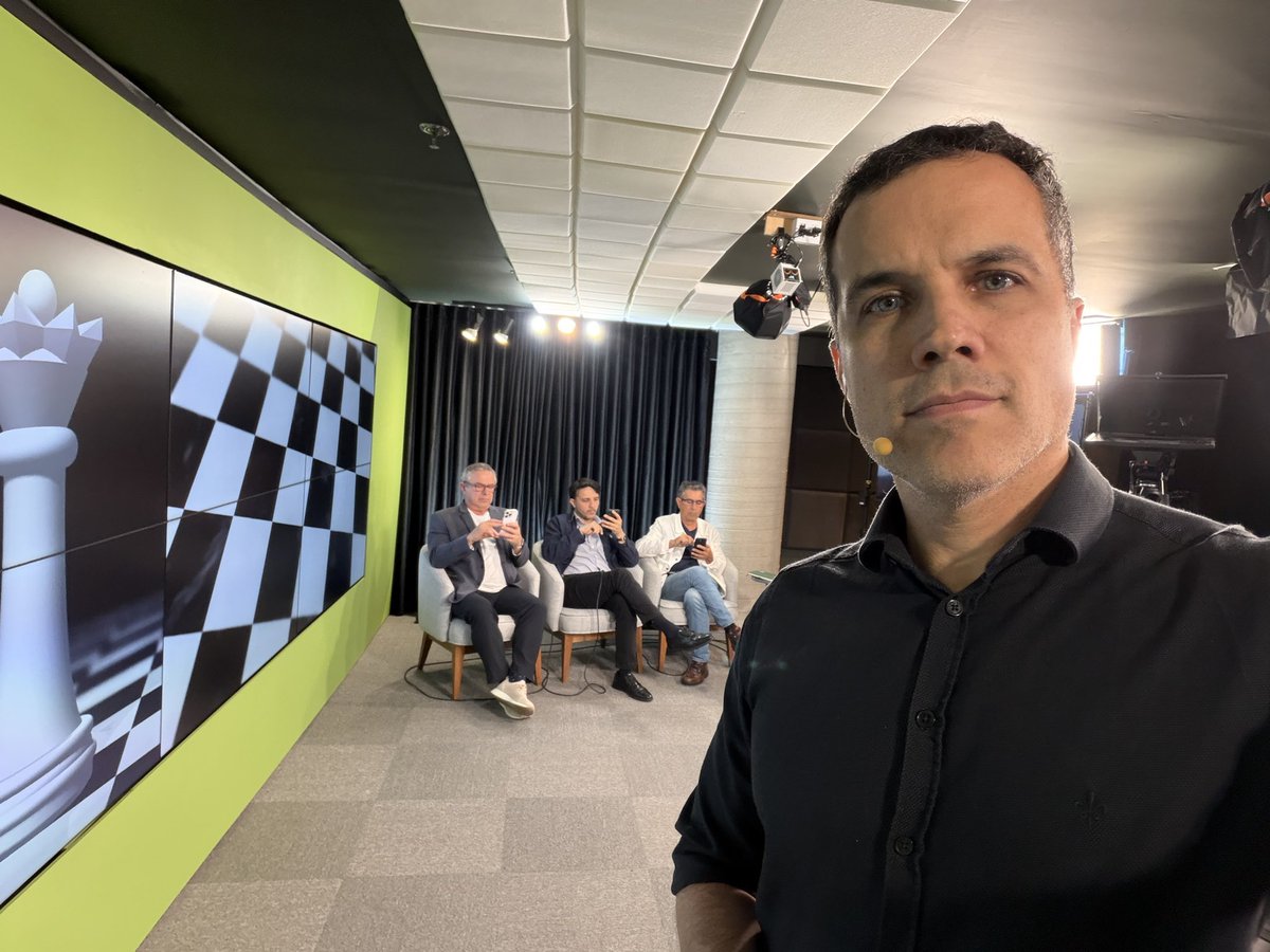 xicograziano's tweet photo. Sabatinamos por 1,5 hora Renan Santos no Xeque Mate. Ele impressiona: sabe das coisas, responde tudo, traz agenda nova. É absolutamente sincero. Por isso tanto Lula como Flávio o temem nos debates. Vem emoção pela frente.
(Confira na MathiasTV, no YouTube) https://t.co/umYSw1lhLU