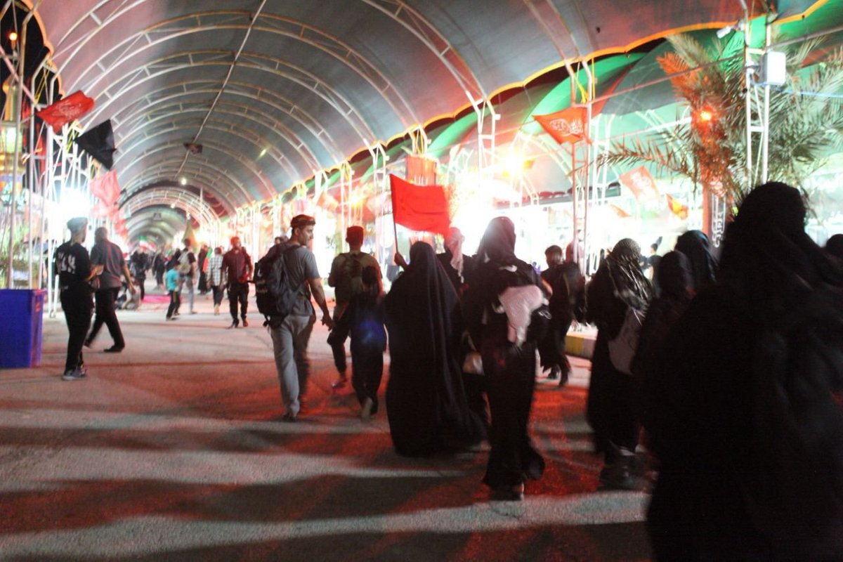 houbare_23's tweet photo. امروز مادران و خواهران شهدا، با حضور در مواکب، پیام صبر و مقاومت را به نسل جوان منتقل می‌کنند و این بزرگترین درس اربعین است #یا_لثارات_الحسین #سوی_دیار_عاشقان https://t.co/52uD00S3Q4