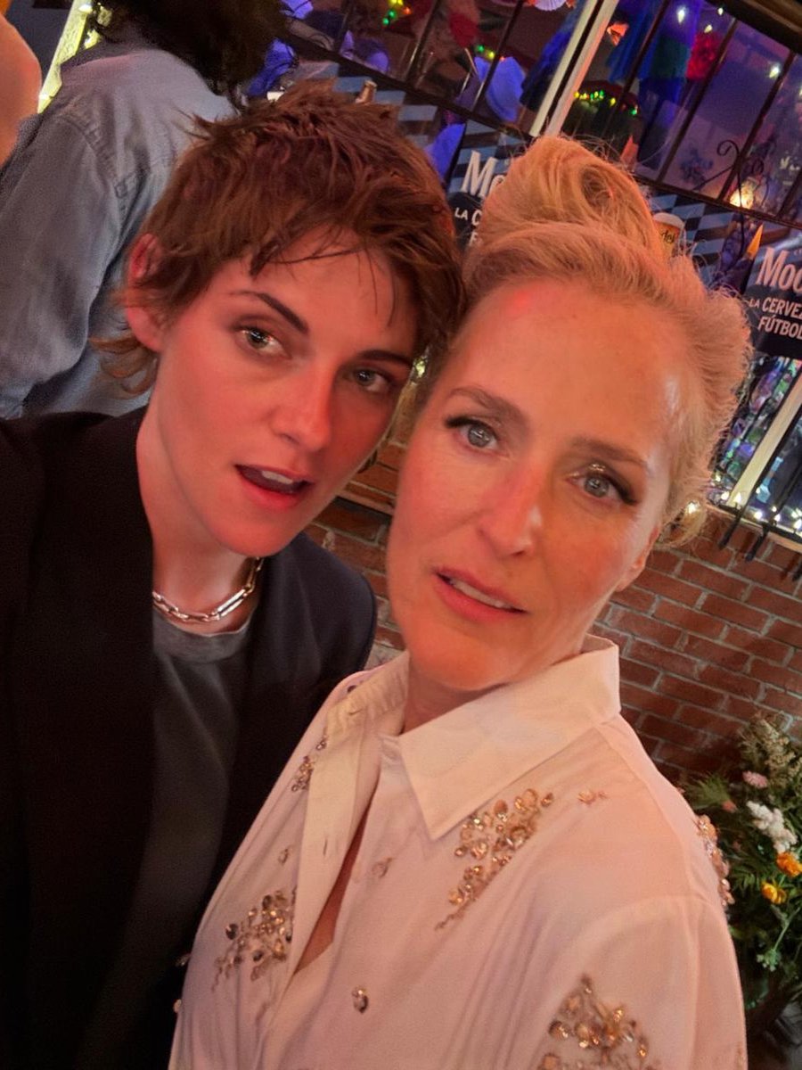 FilmUpdates's tweet photo. Kristen Stewart and Gillian Anderson in newly shared picture. https://t.co/KZND9kPJR6