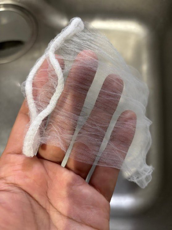 jiro_3_'s tweet photo. 批判覚悟で言います。

『水切りネット』買ったら、そのまま排水口につけないでください。

冗談抜きで。

掃除のプロは当たり前なのに、

9割の日本人はこれ知りません。

ぼくも教わるまで、

水切りネットは排水口専用だと思ってました。

でも知った瞬間、

「もっと早く知りたかった…」

と本気で後悔しました。

知ってるだけで生活レベルが上がる、

水切りネットの使い方は…