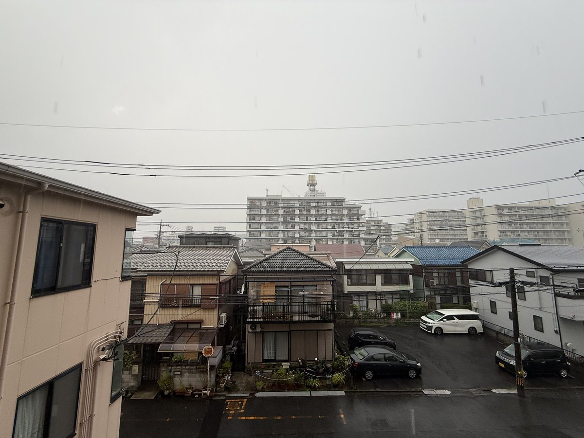 kenbooooo2019's tweet photo. 最近の天気は極端すぎるな。昼は猛暑で外に出る気になれず、夕方はスコールみたいな雷雨で外に出られず。「涼しくなったら外に出かけよう」と思っても結局外に出られない。気づけば引きこもり生活になりつつある。#猛暑 #ゲリラ豪雨 https://t.co/V62a62dMYS