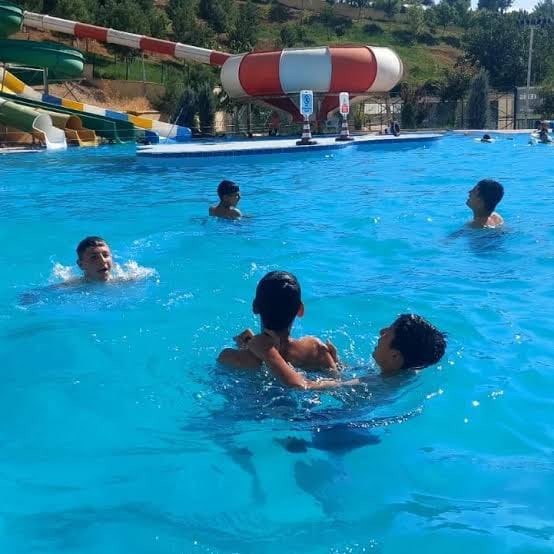 ibrahimyildz63's tweet photo. Karaköprü’nün eski Belediye Başkanı Sayın Metin Baydilli döneminde
açık olan, çocukların, gençlerin, ailelerin serinlediği
yüzme havuzları…  Seçim döneminde “kapalı, atıl vaziyette” diye
halka reklam yapan
Sayın Nihat Çiftçi…  Şimdi soruyoruz:  Havuzlar neden hâlâ kapalı?  287 bin nüfuslu bir Karaköprü’de
neden sadece 1 havuz var?  60 kişilik kapasiteli havuza
100 kişiyle seans yapmak neden?  İnsanlar serinlemek için
kanallara, derelere, tehlikeli sularda
canlarını riske atmak zorunda kalsın mı istiyorsunuz?  Bir anne, çocuğunu güvenli bir havuza götüremediği için
“Allah korusun” diye dua mı etsin?  Bir genç, sıcak yaz gününde
“havuz yok” diye
kanal kenarında can mı versin?  Bu şehir sadece seçim afişlerinden ibaret değil.
Bu şehir, 287 bin insanın
nefes aldığı, yaşadığı,
çocuk büyüttüğü bir yer.  Havuz açmak,
sadece beton dökmek değil…
İnsan canını korumaktır.
Ailelerin güvenliğini sağlamaktır.
Yazın serinliğini,
çocukların gülüşünü
geri vermektir.  Sayın Nihat Çiftçi,
şimdi cevap verin:  Havuzlar neden kapalı?
Neden 287 bin kişiye
bir tane bile yeterince havuz yok?
Neden insanlar kanallarda
ölümle burun buruna yaşasın?  Karaköprü bunu hak etmiyor.
Çocuklar bunu hak etmiyor.
Anneler bunu hak etmiyor.  Açık havuz,
güvenli su,
yaşanabilir bir şehir…
Sadece vaat değil,
şimdi sorumluluk zamanı.