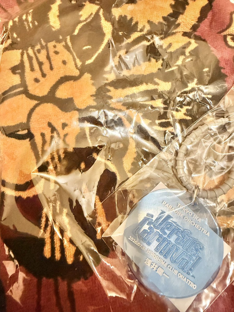 miyo_ba's tweet photo. 今日もクアトロですわ。
本日はスカパラVS浅井健一！！
タオルはベンジーのが可愛くて買っちゃった。
あとベンジーの名前入り会場限定キーホルダー。
一会計につき2つなんで、きちんと友人の分も含めて2つ購入してますよん。
楽しんできまーす！！
#東京スカパラダイスオーケストラ 
#浅井健一 https://t.co/gdaac8WZqW
